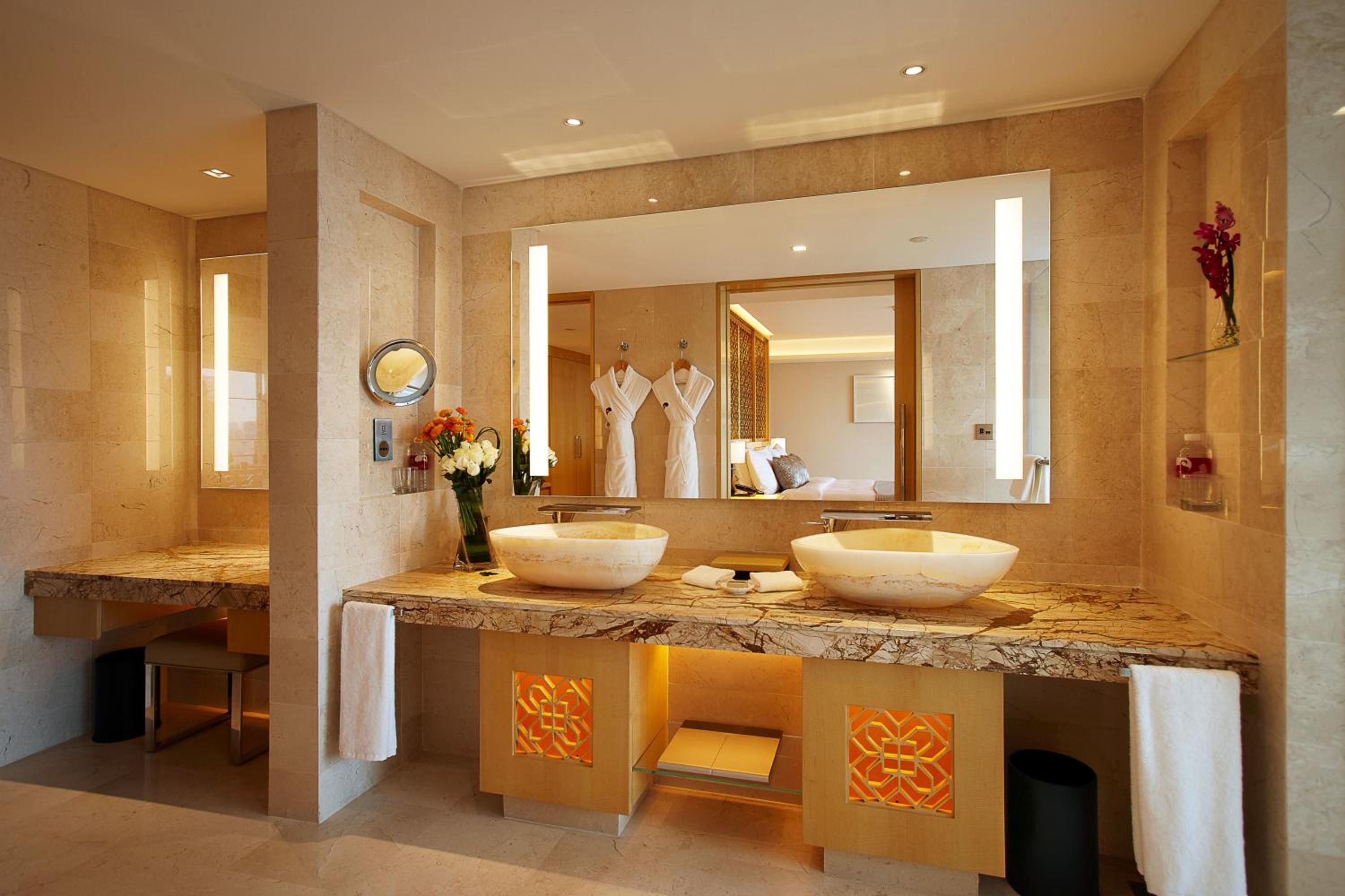 Deluxe King Room with River View - Photo 4