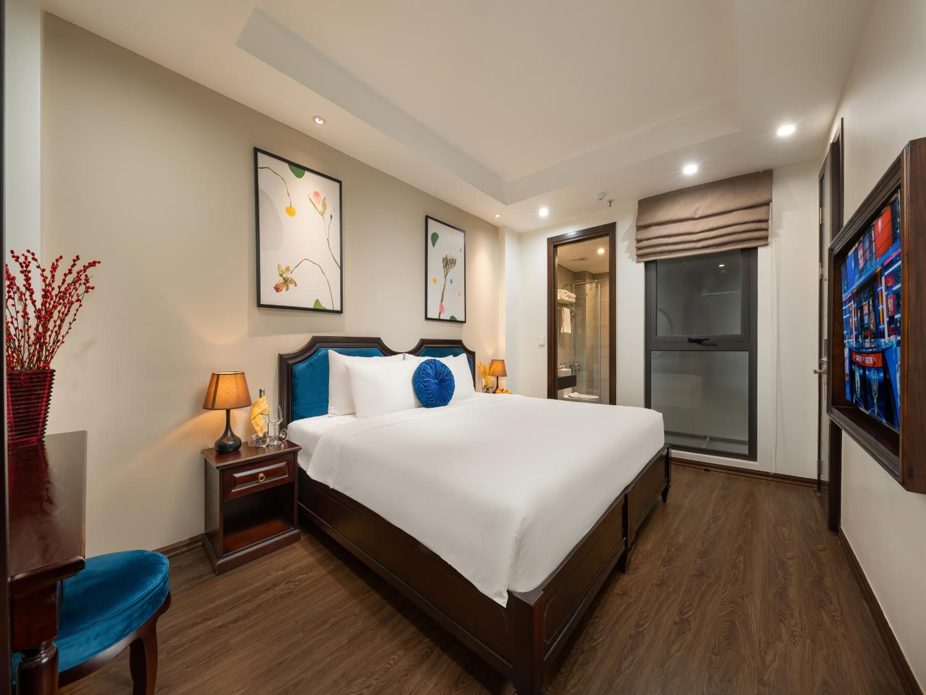 Deluxe Double or Twin Room thumbnail 5