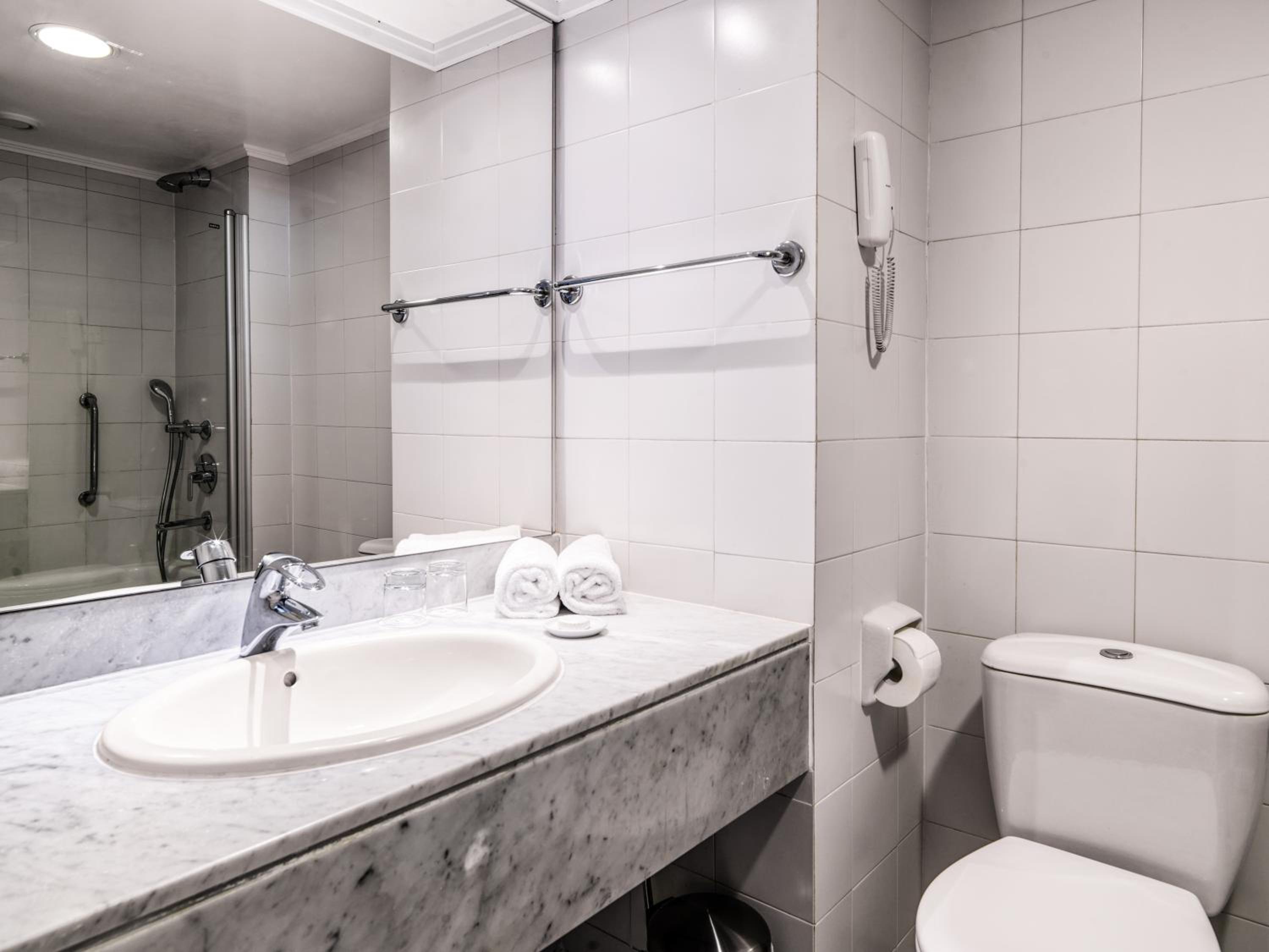 Double or Twin Room with Partial Sea View photo 3