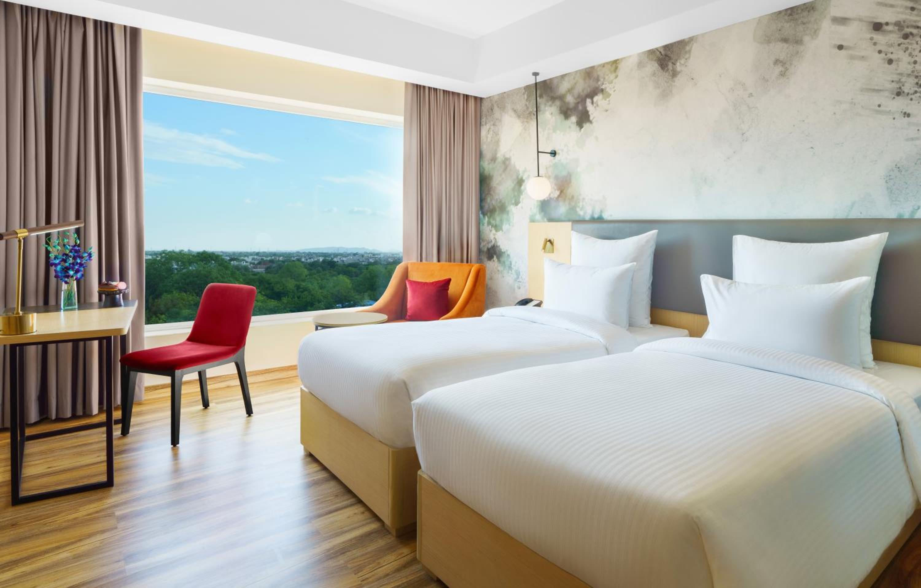 Superior Twin Room - City Side/Non-Smoking: : Avail 15% Off on SPA, 15% off on Food and Soft Beverages, Buy 1 Get 1 on drinks (11 AM-7 PM) at GB*, Free Gaming Zone access, Complimentary Wellness Access (Steam, Sauna, Gym), Kids stay Complimentary - Photo 3
