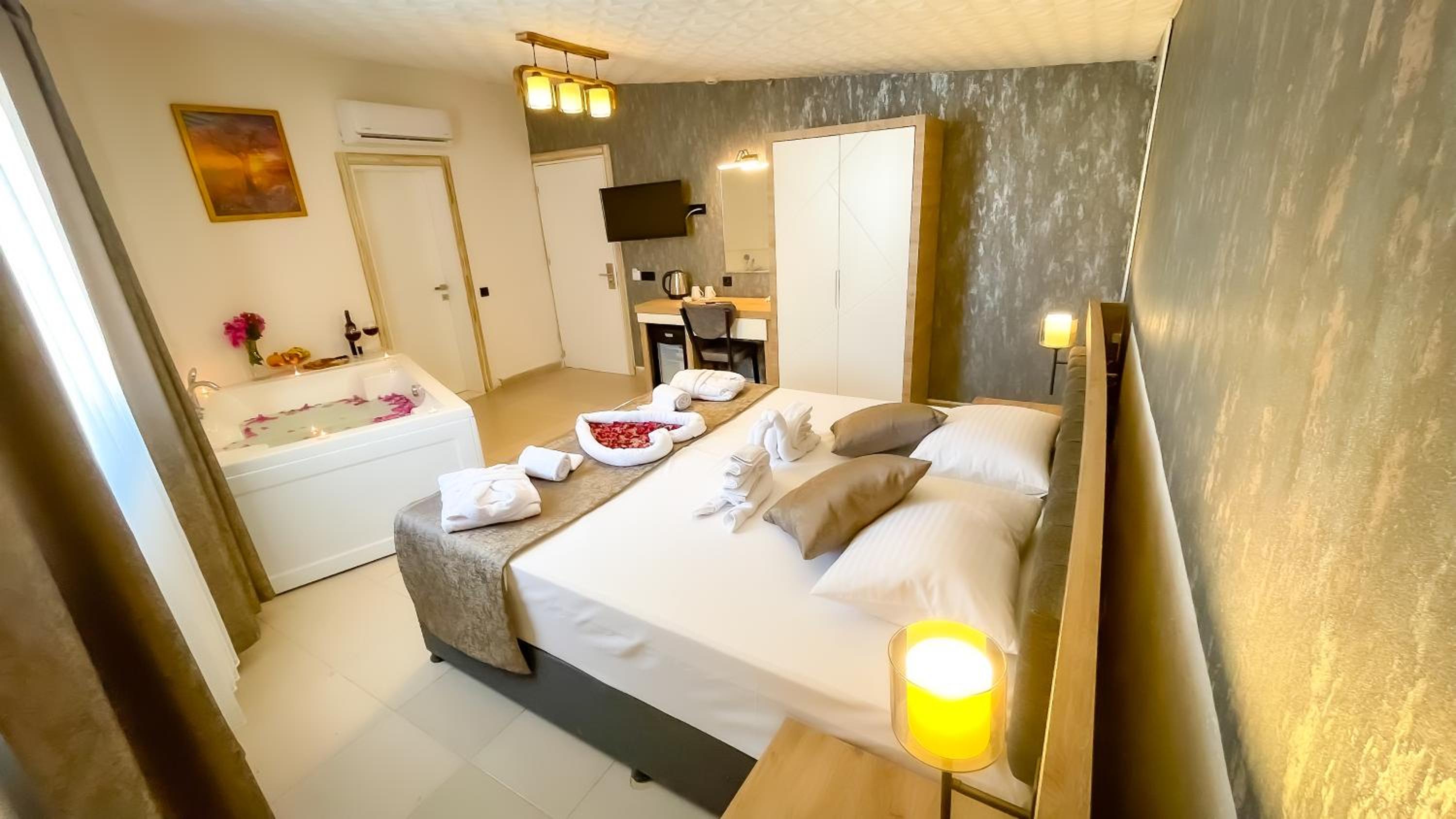 Suite with Hot Tub