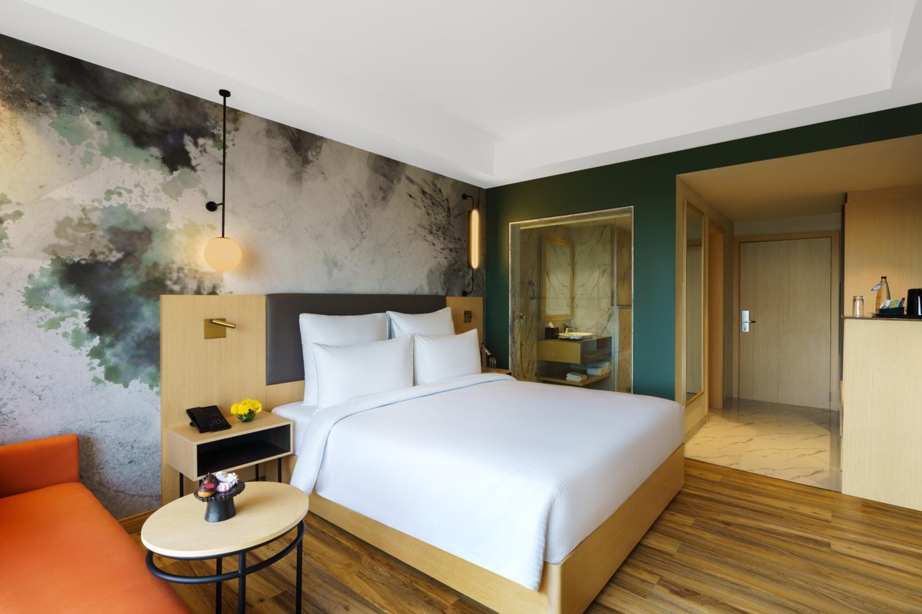 Superior Double Room - City Side/Non-Smoking: Avail 15% Off on SPA, 15% off on Food and Soft Beverages,Buy 1 Get 1 on drinks (11 AM-7 PM) at GB*, Free Gaming Zone access, Complimentary Wellness Access, Kids stay Complimentary - Photo 5