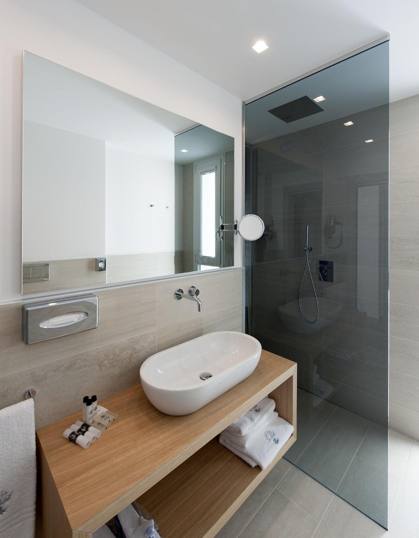 Deluxe Double or Twin Room with Partial Sea View - Photo 3