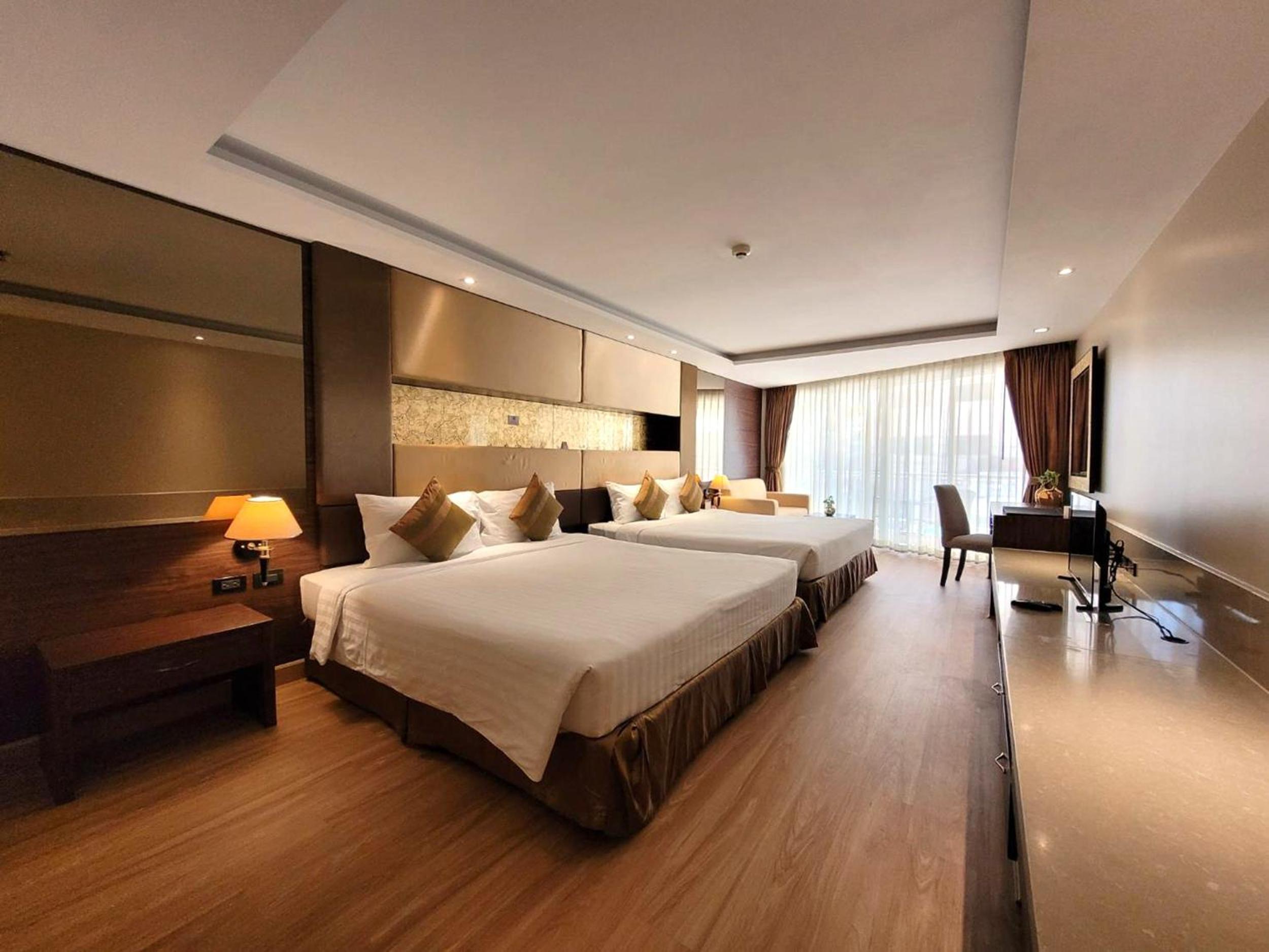 Deluxe Family Room - Photo 2