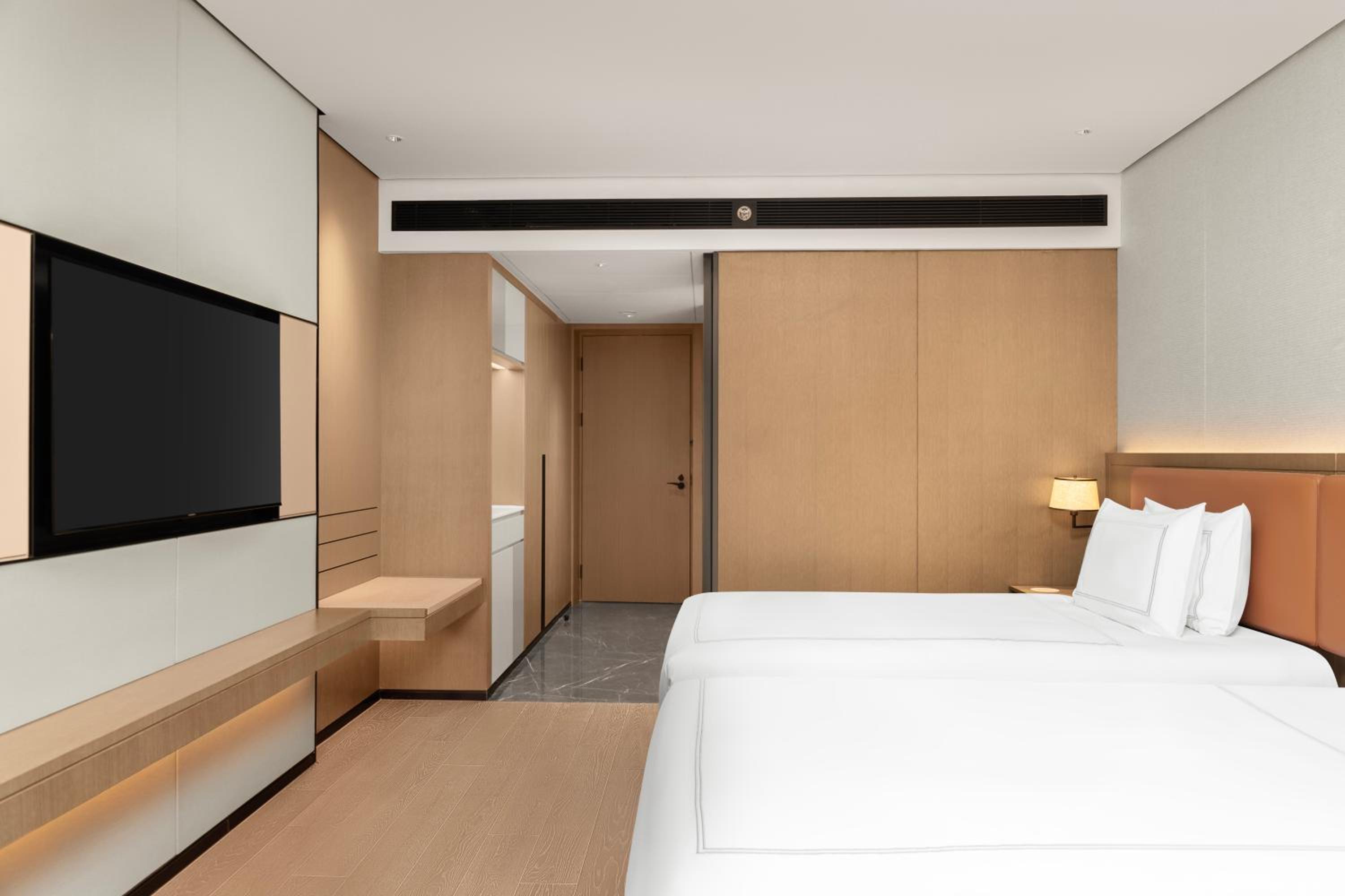 Swiss Executive Twin Room with Lounge Access - High Floor - Photo 1