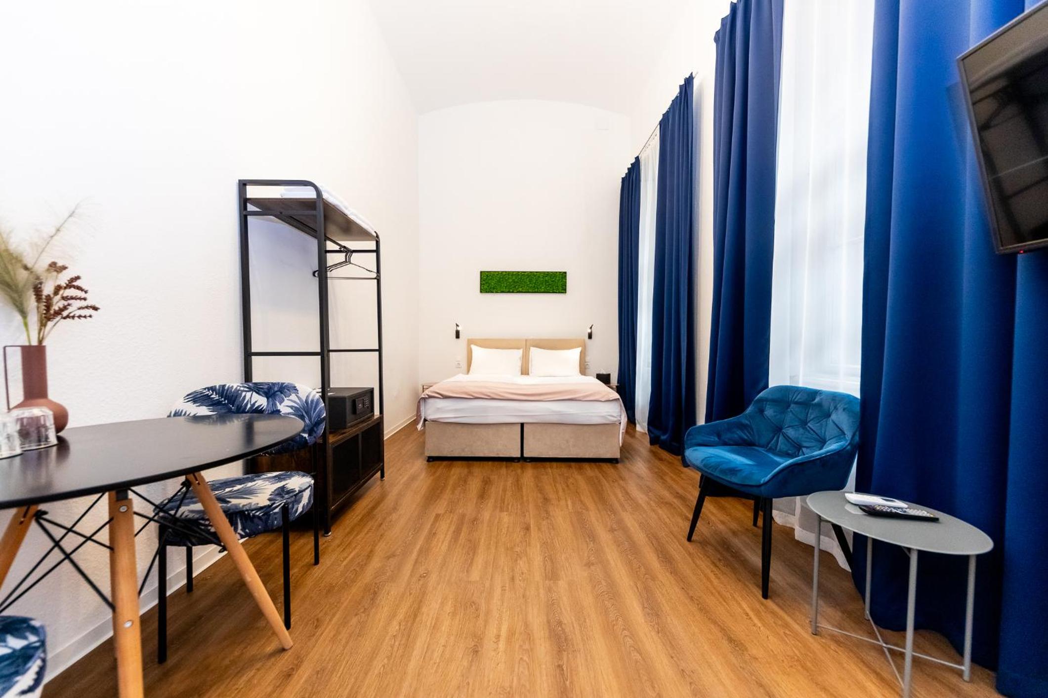 Superior Double Room thumbnail 6