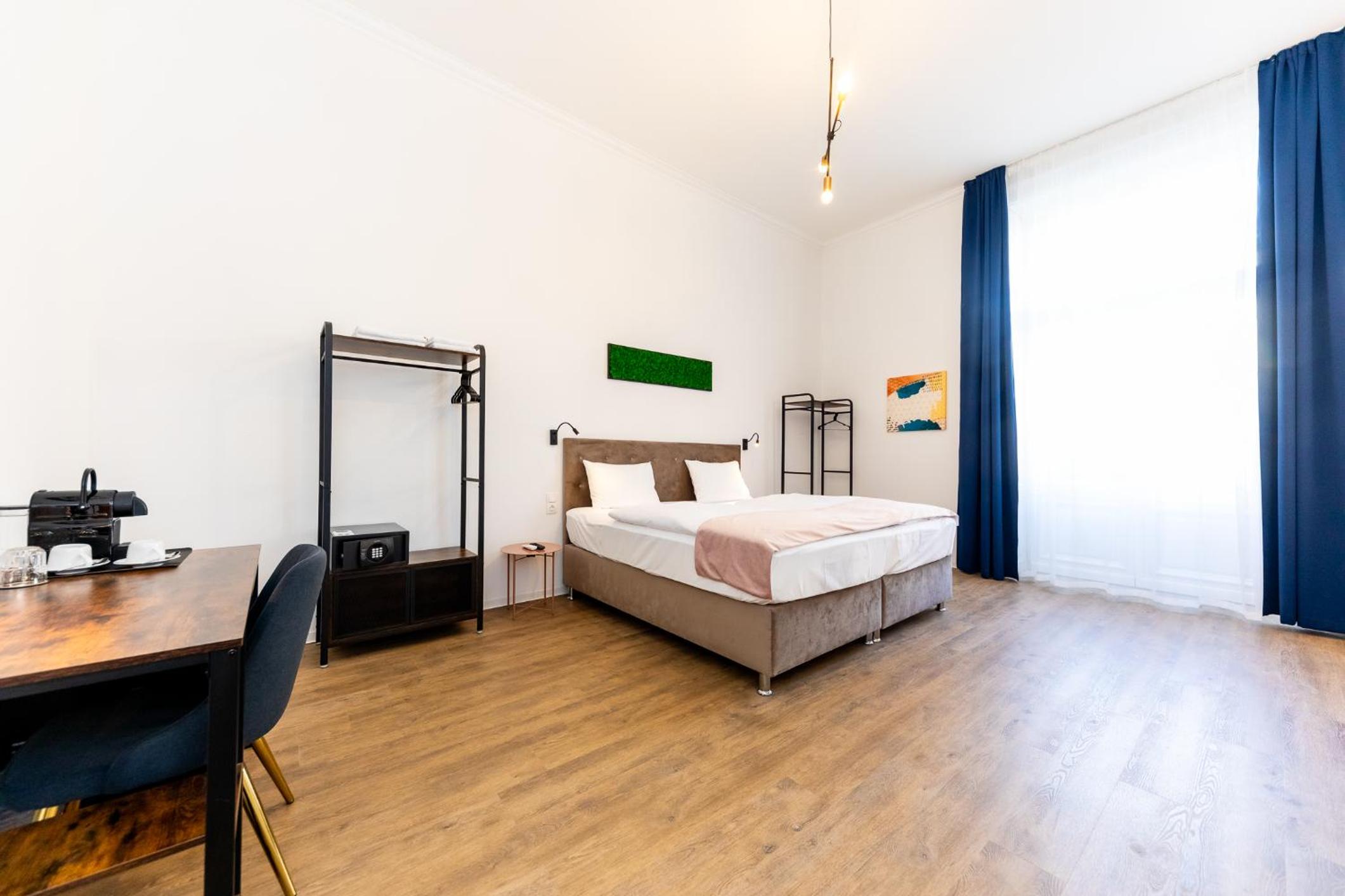 Deluxe Double Room thumbnail 5