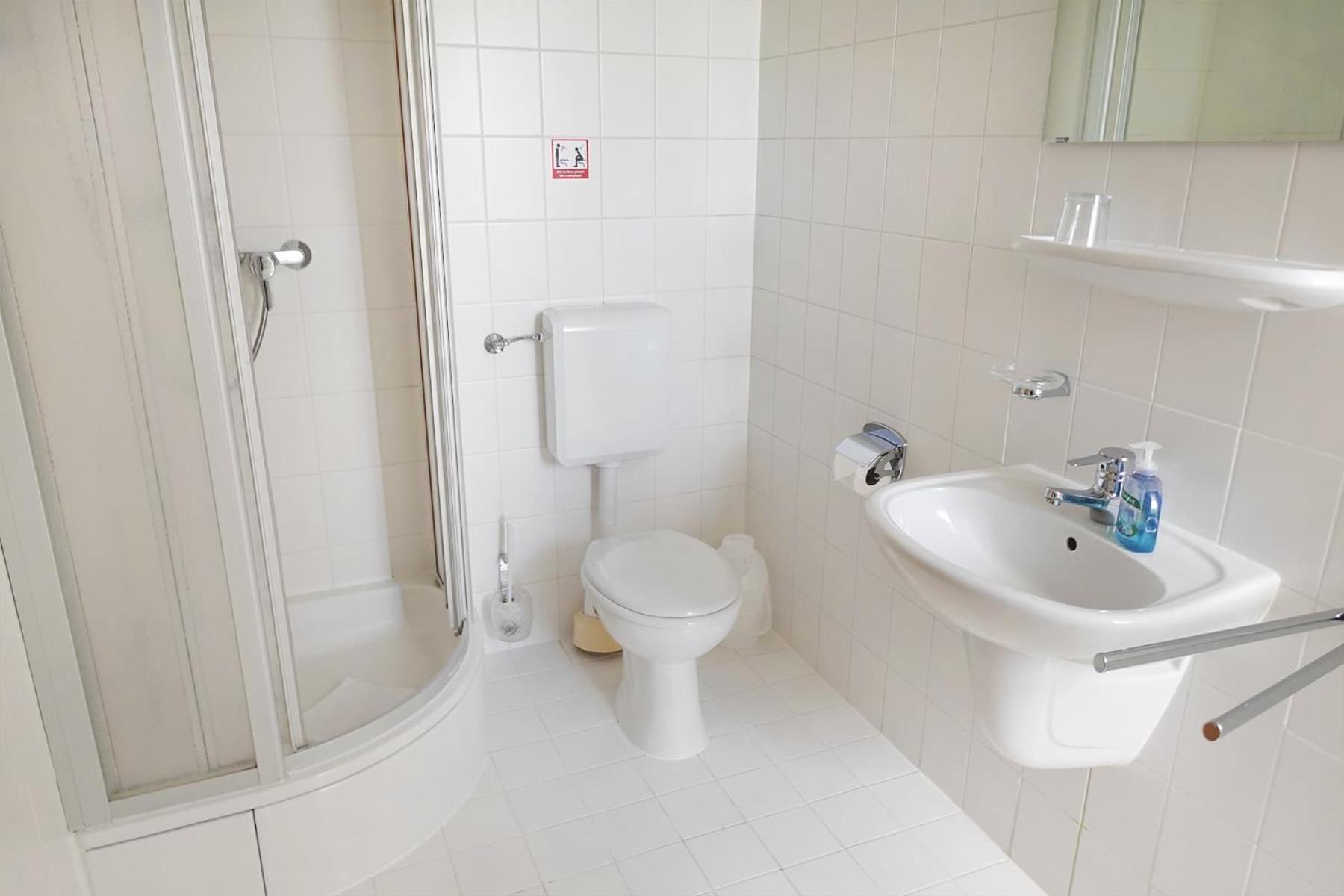 Single Room with Bathroom photo 2