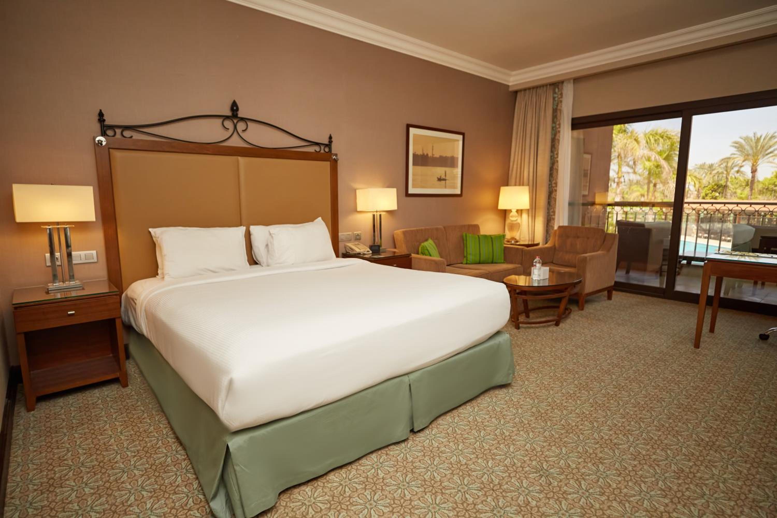 Executive Room, 1 King Bed, Non Smoking, Balcony thumbnail 5