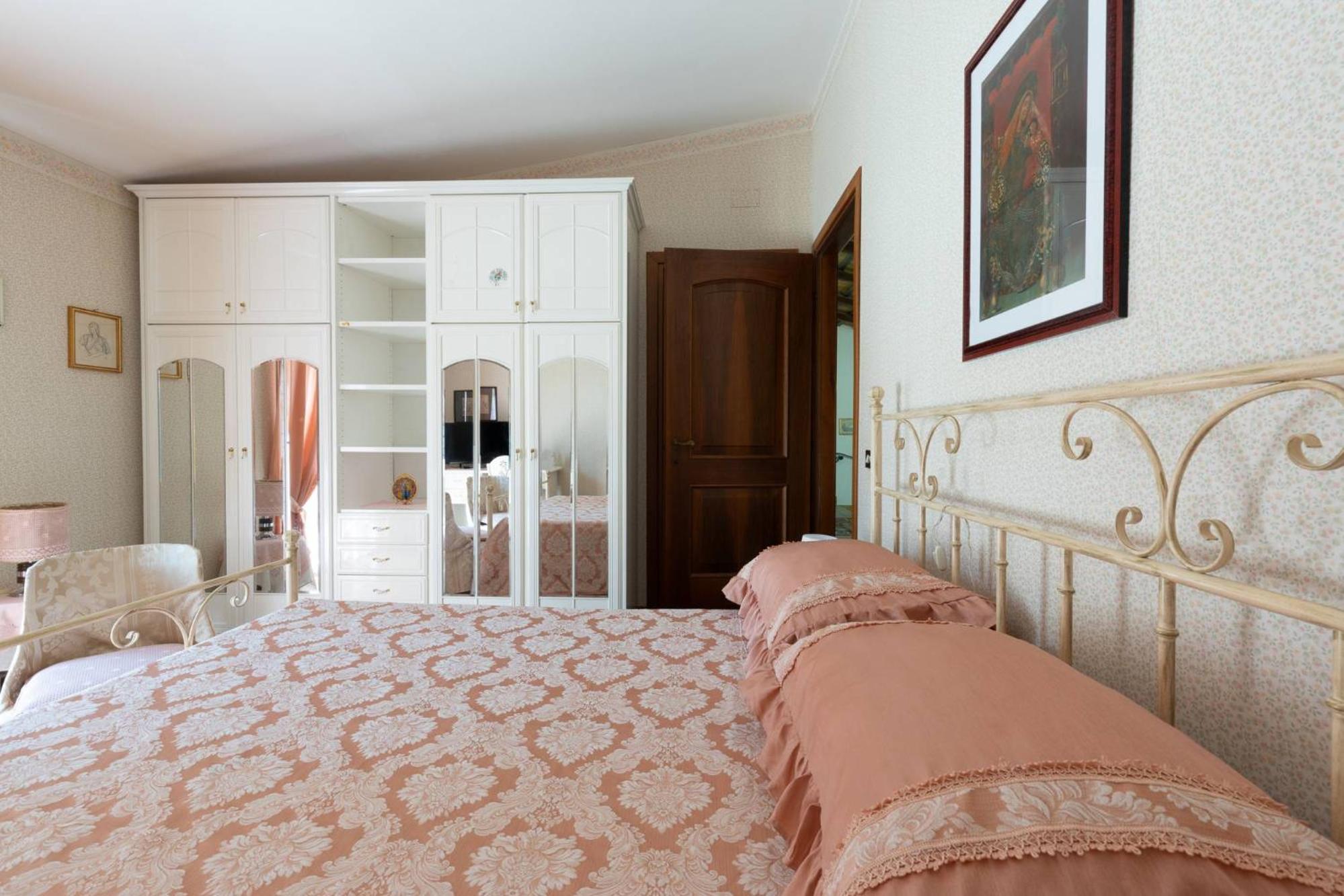 Double Room - Photo 5