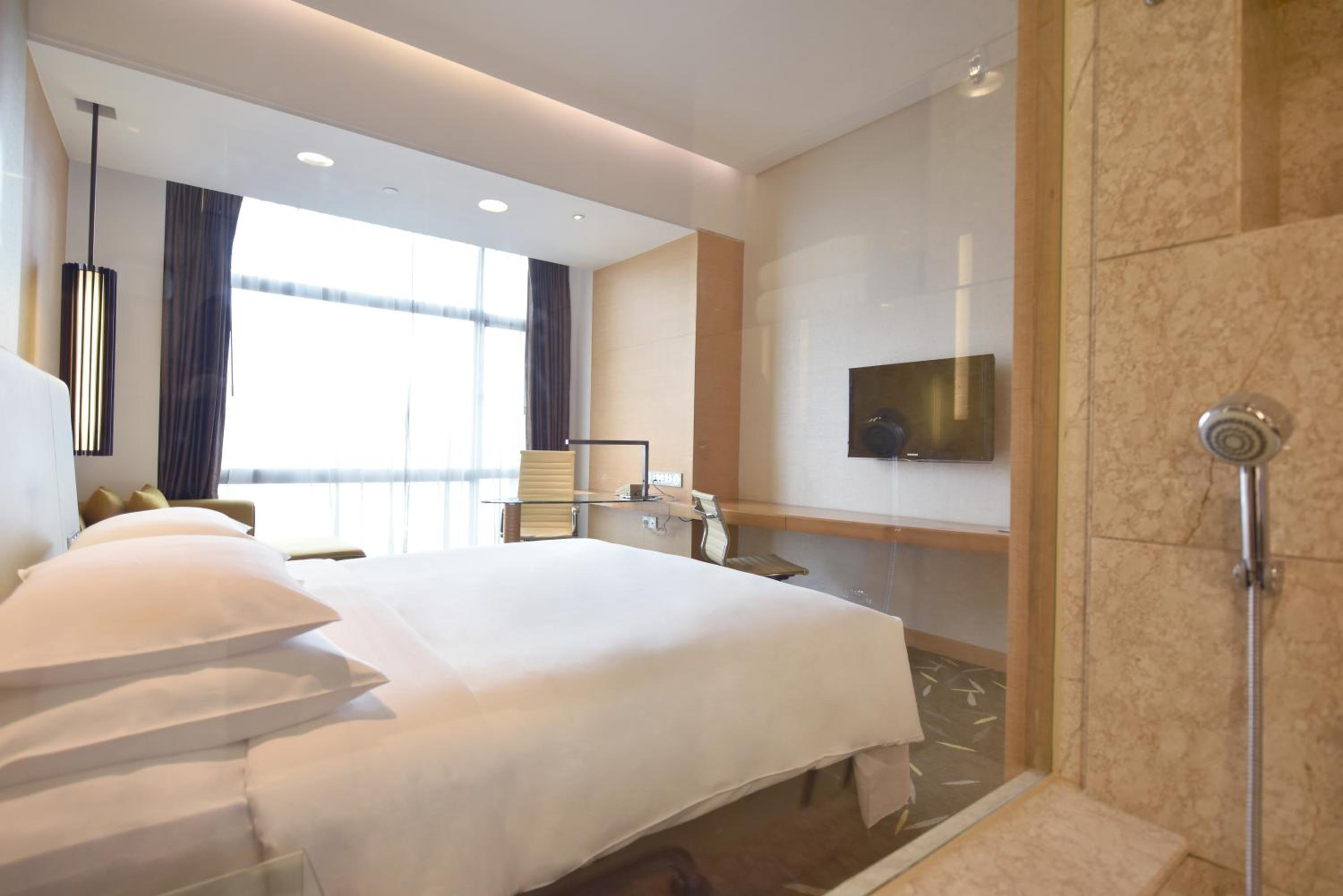 Standard King Room with Lounge Access