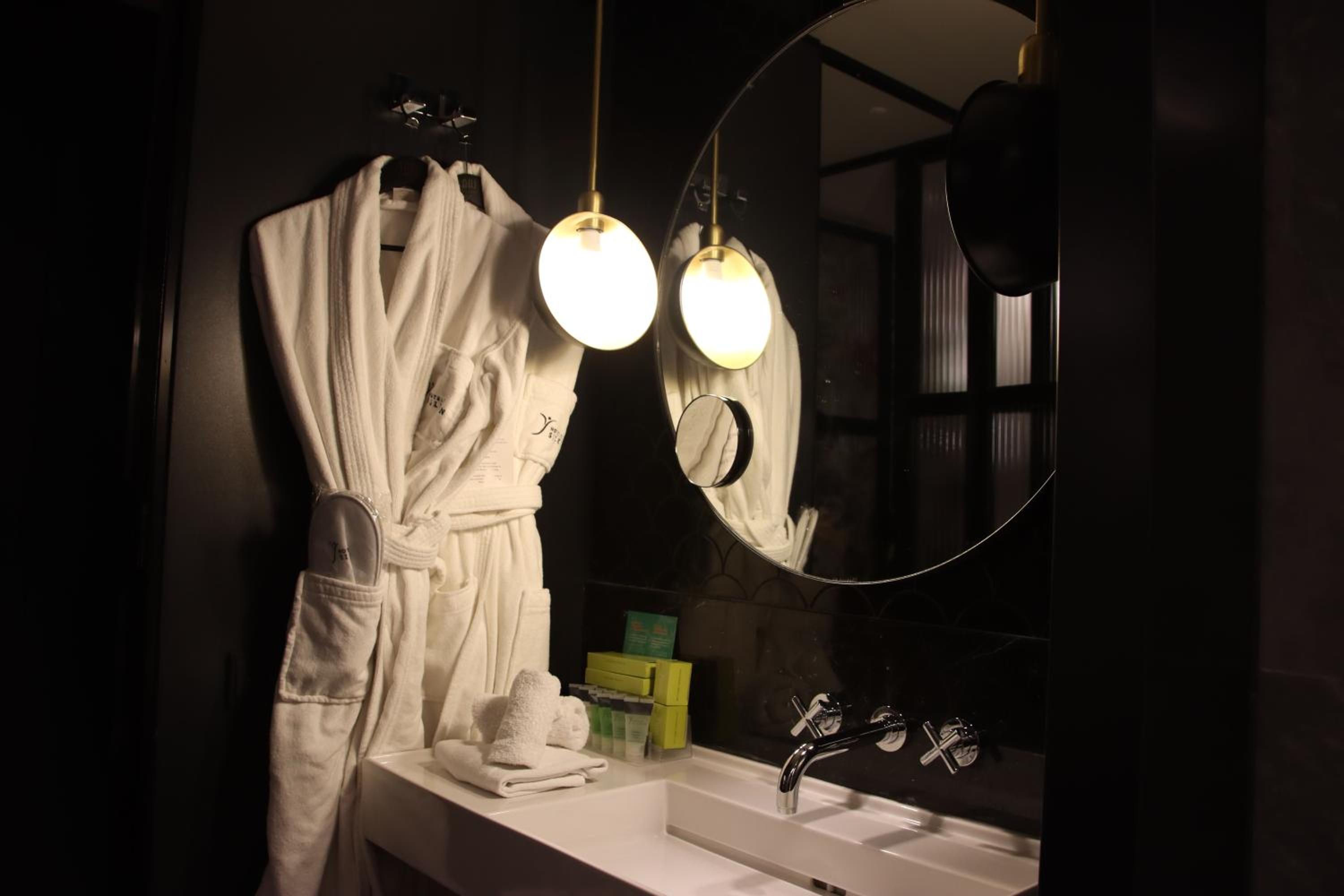 Deluxe Double or Twin Room with Sea View and Terrace thumbnail 5