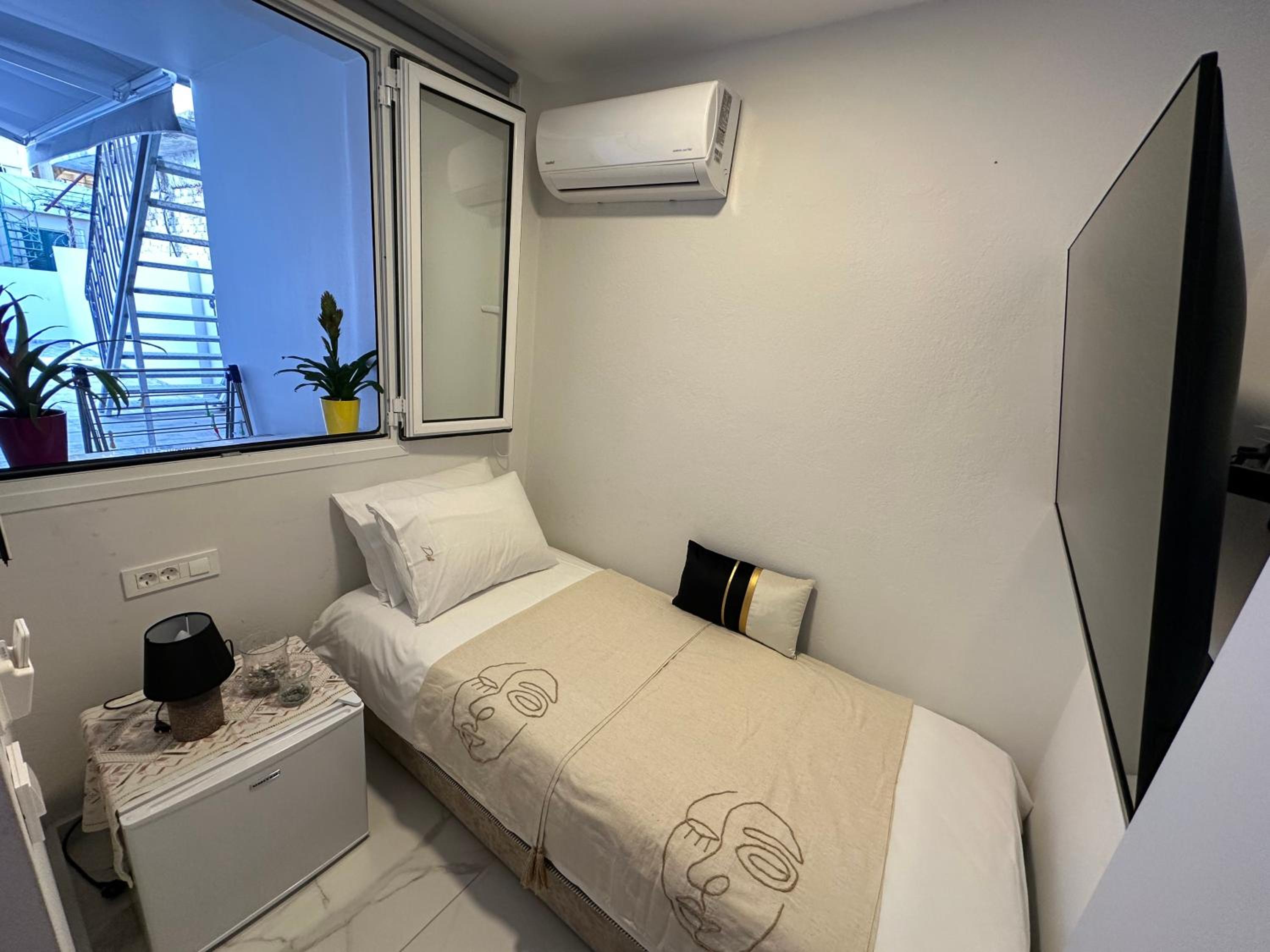 Single Room with Private Bathroom photo 2