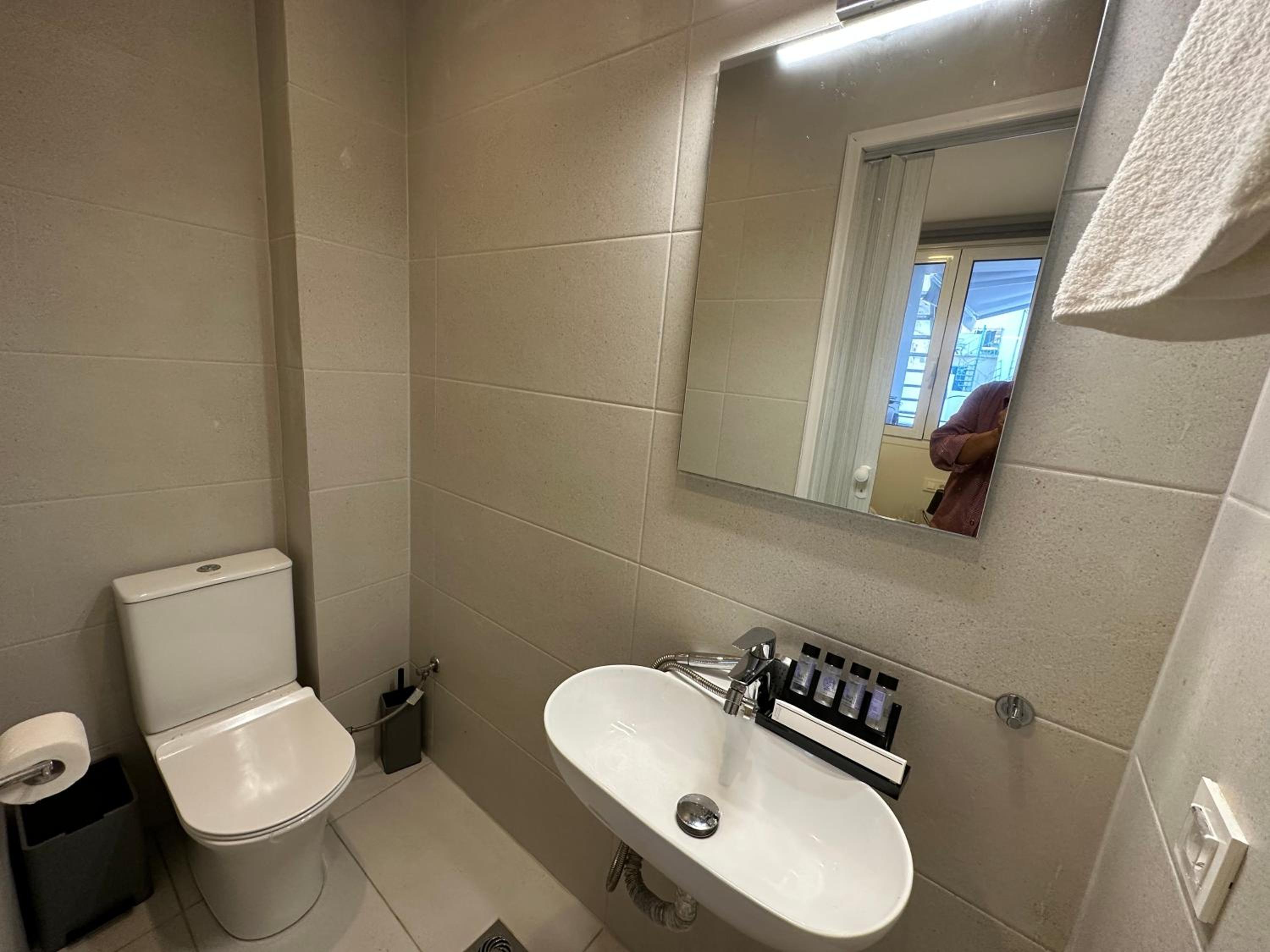 Single Room with Private Bathroom photo 3