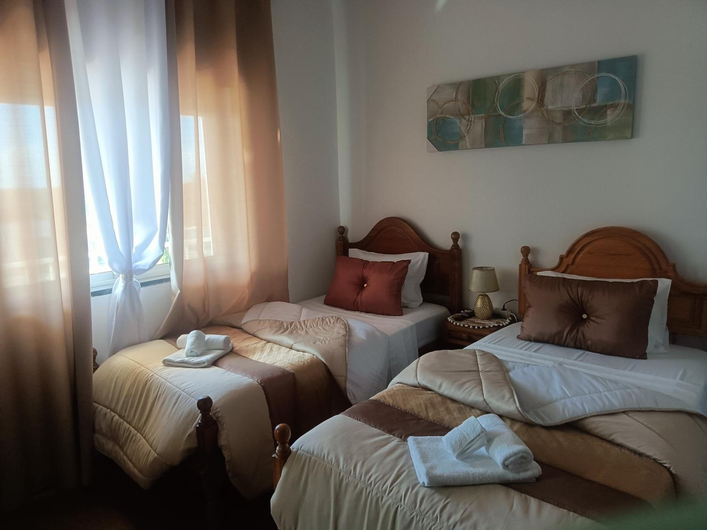 Twin Room with City View - Photo 4