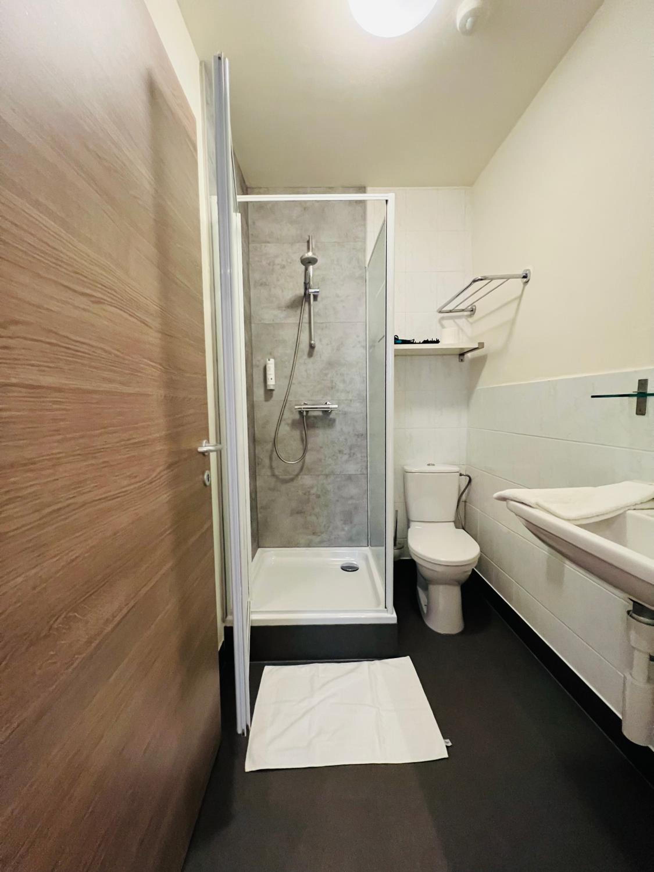 Standard Double Room - Photo 13