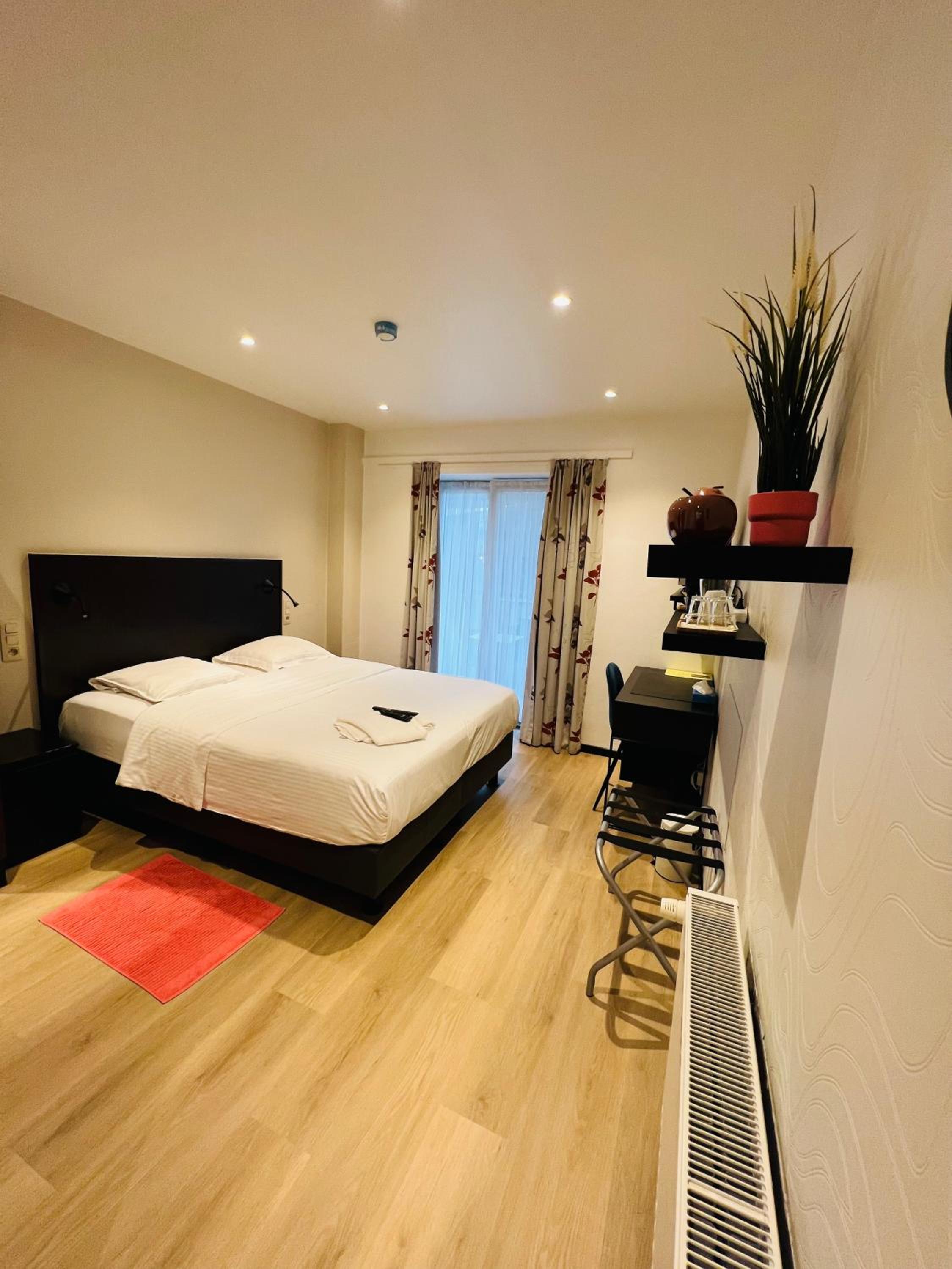 Standard Double Room - Photo 9