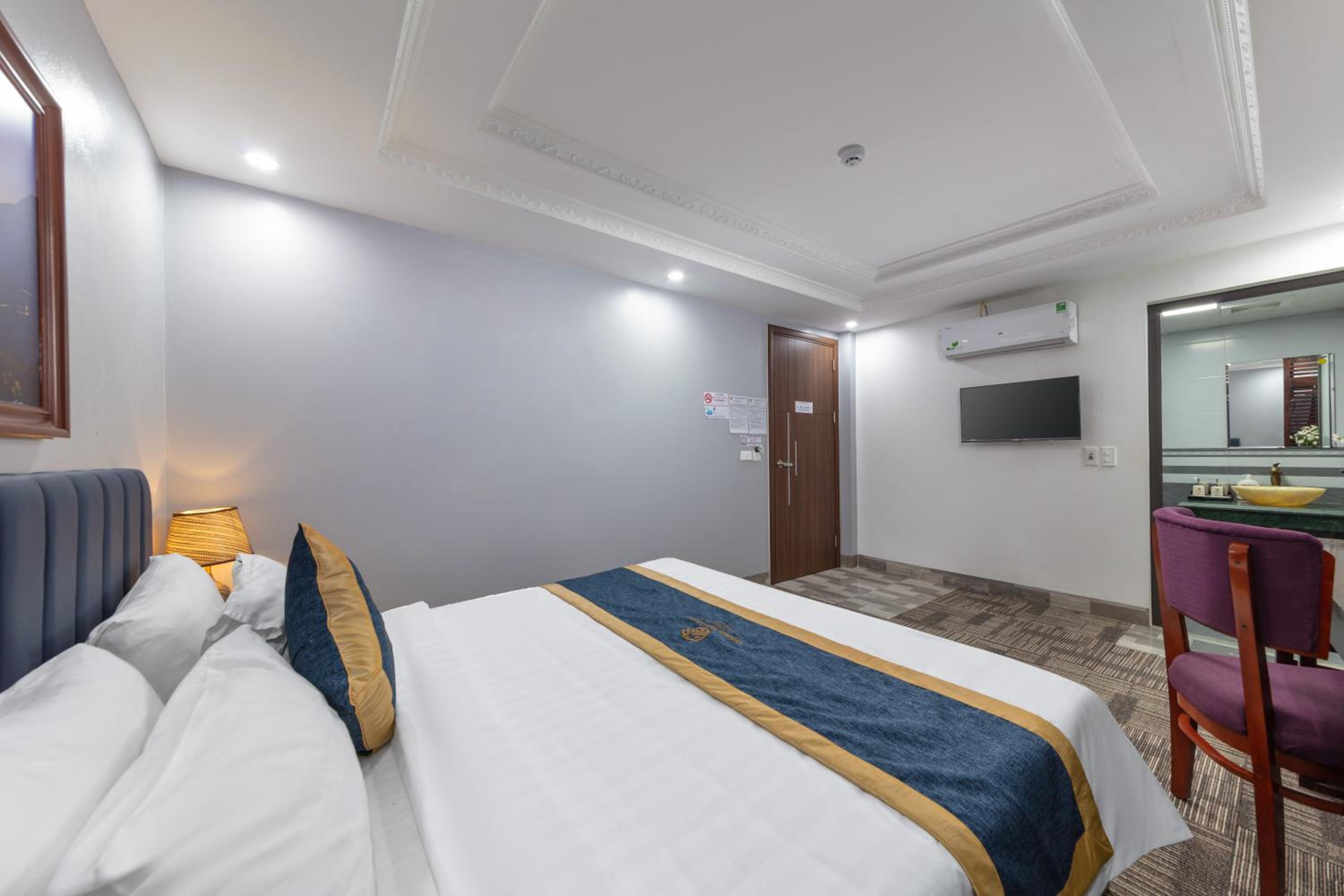 Deluxe King Room photo 2