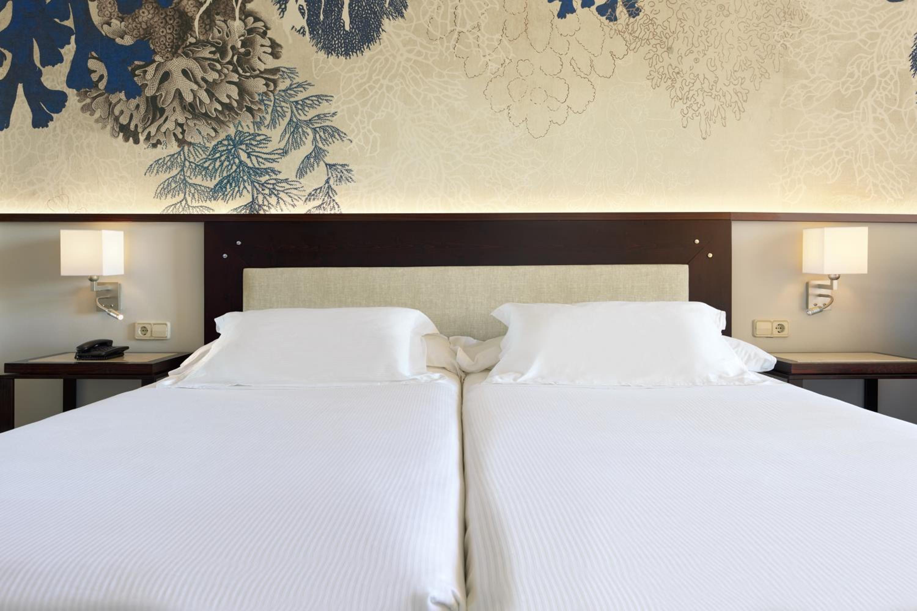 Double or Twin Room with Extra Bed and Pool View (2 Adults + 1 Child up to 10 years old)  photo 3