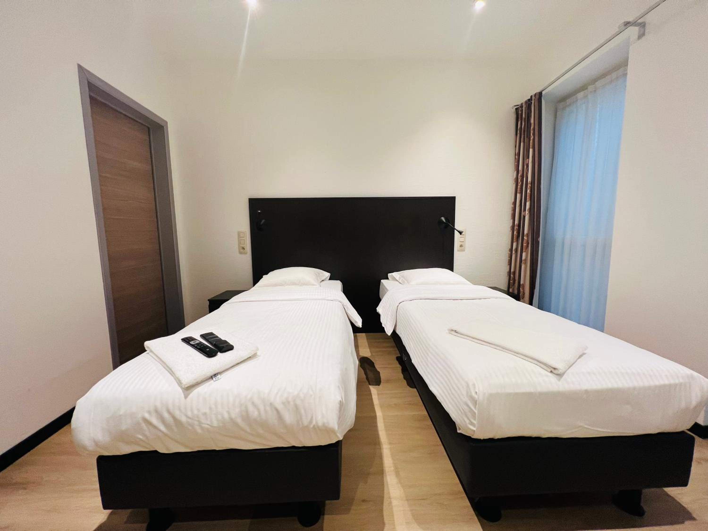 Standard Double Room - Photo 11