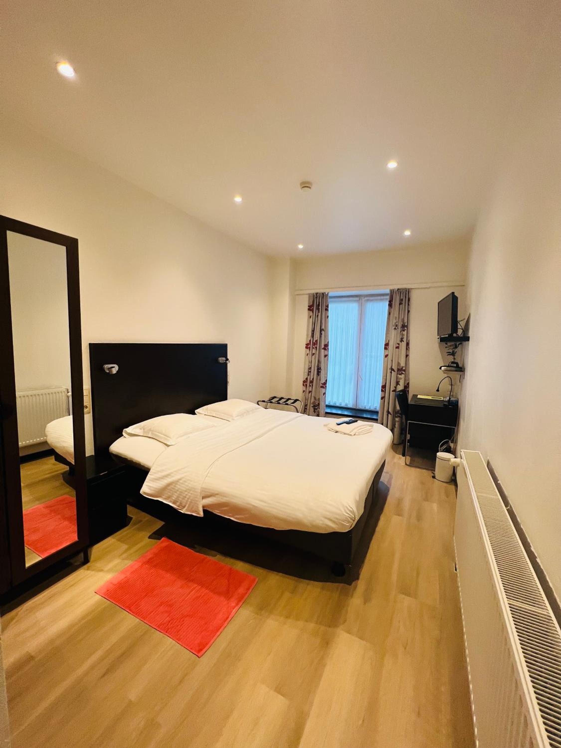 Standard Double Room - Photo 12