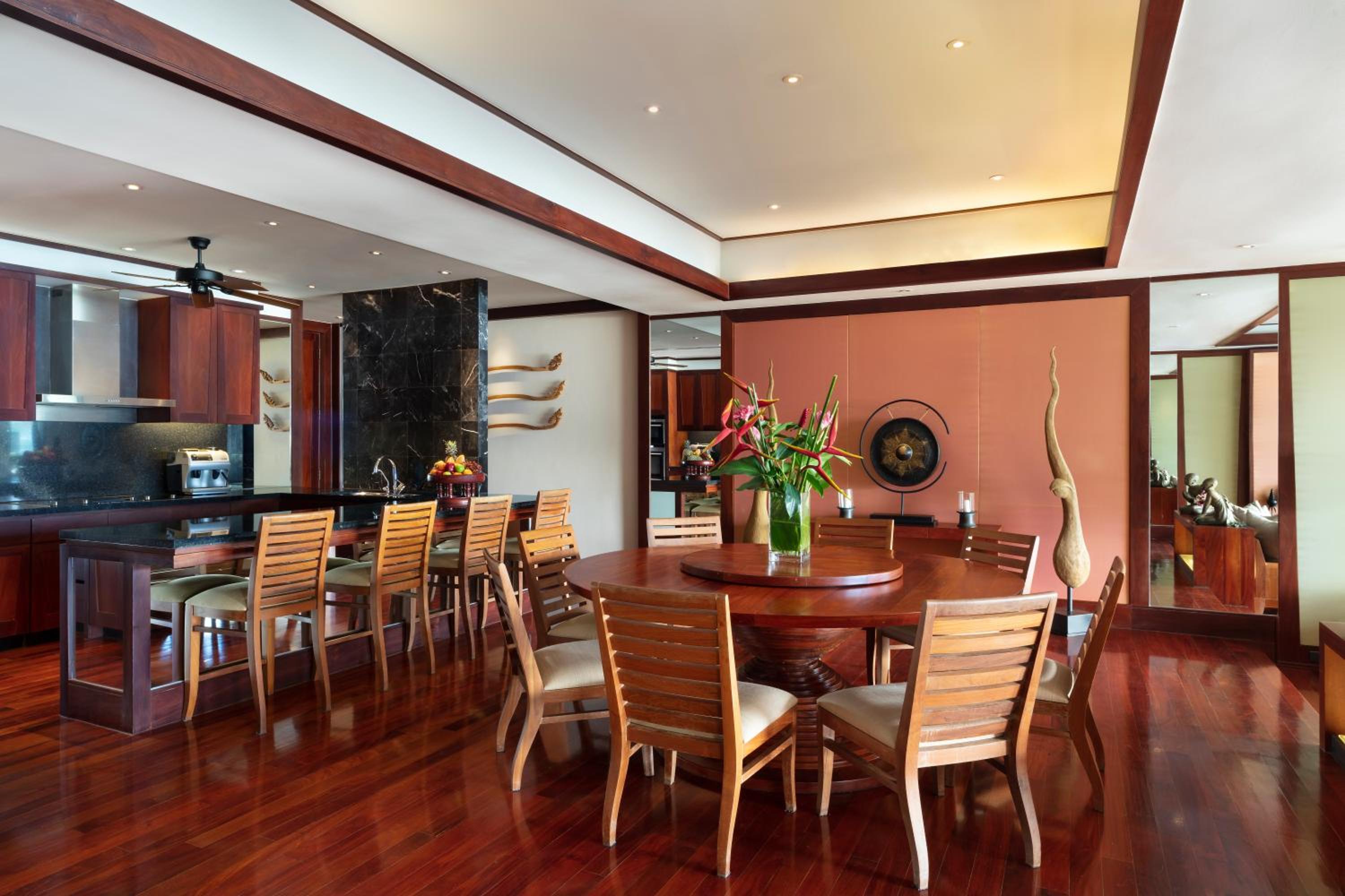 Three-Bedroom Pool Suite - Photo 4