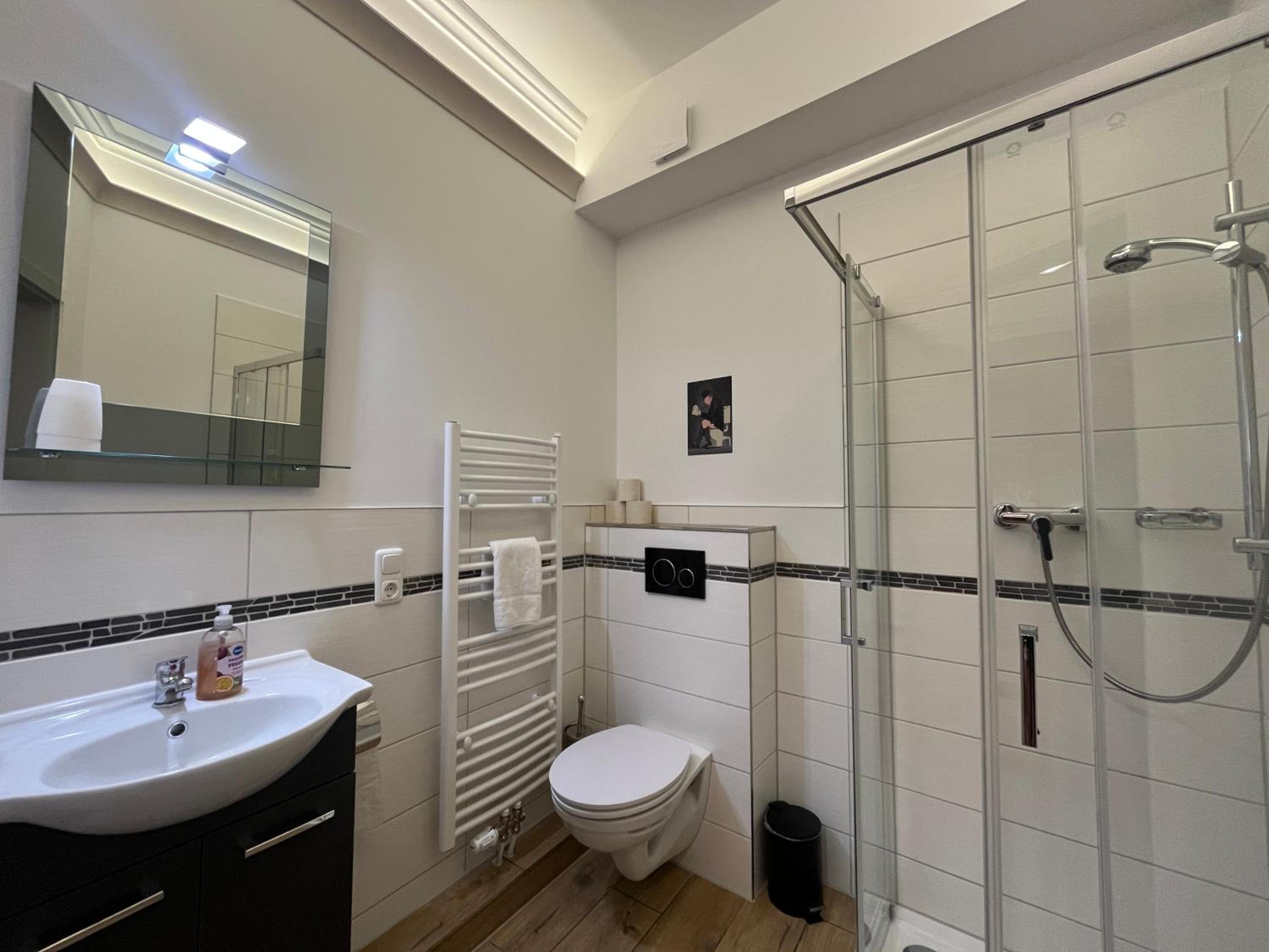 Double Room upper floors - Photo 3