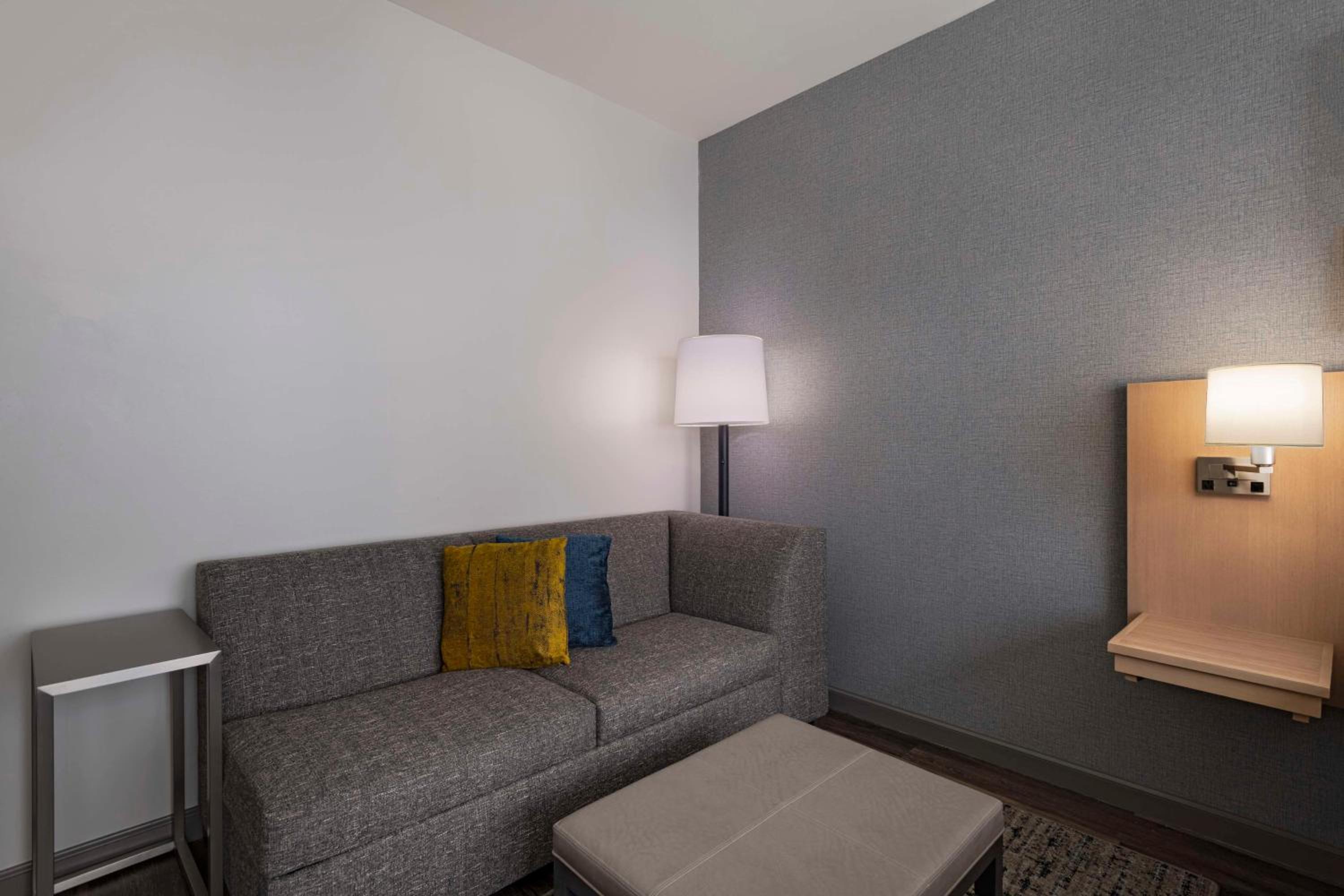 Standard King Room with Sofa Bed - Photo 2