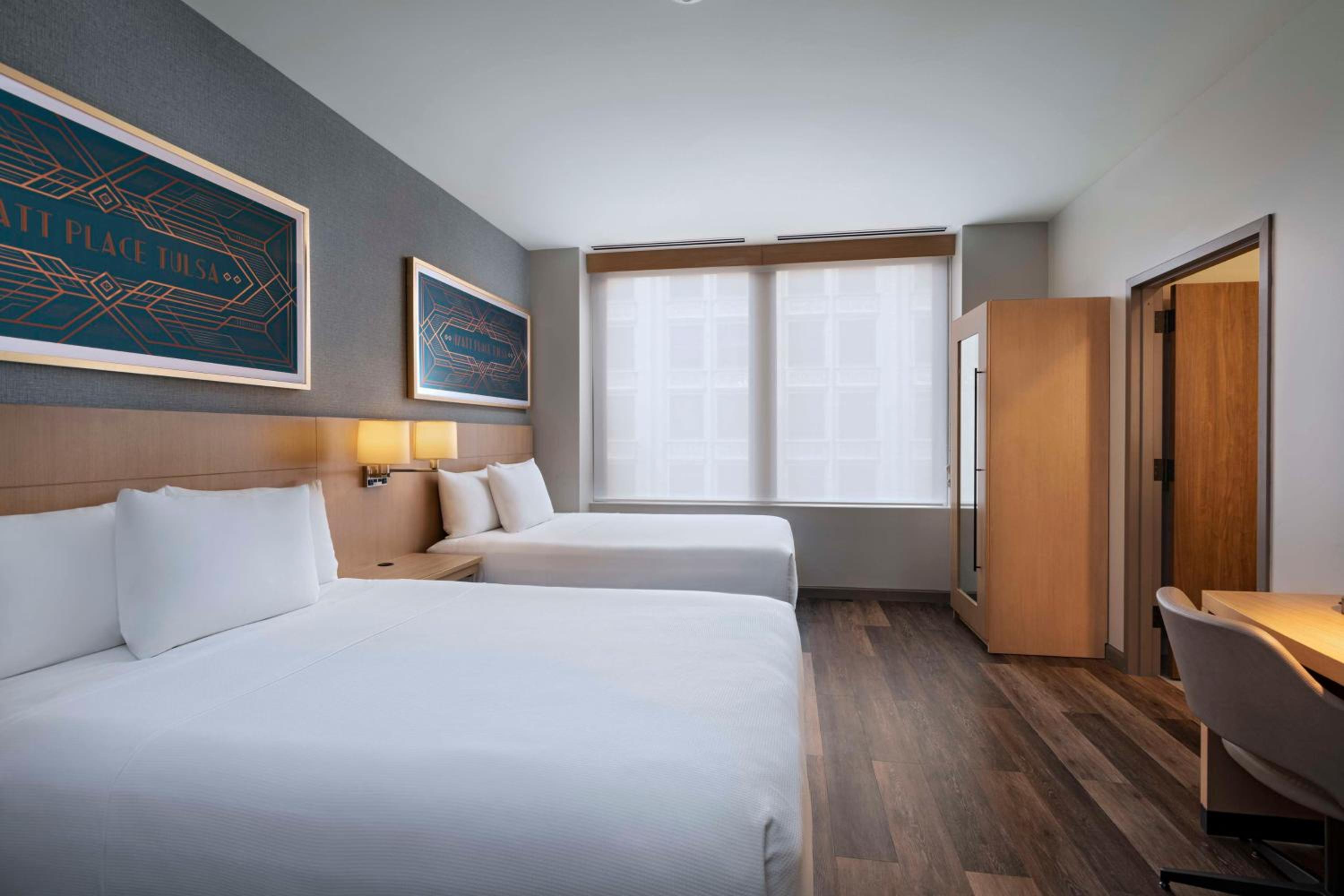 Standard Queen Room with Two Queen Beds and Sofa - Photo 5