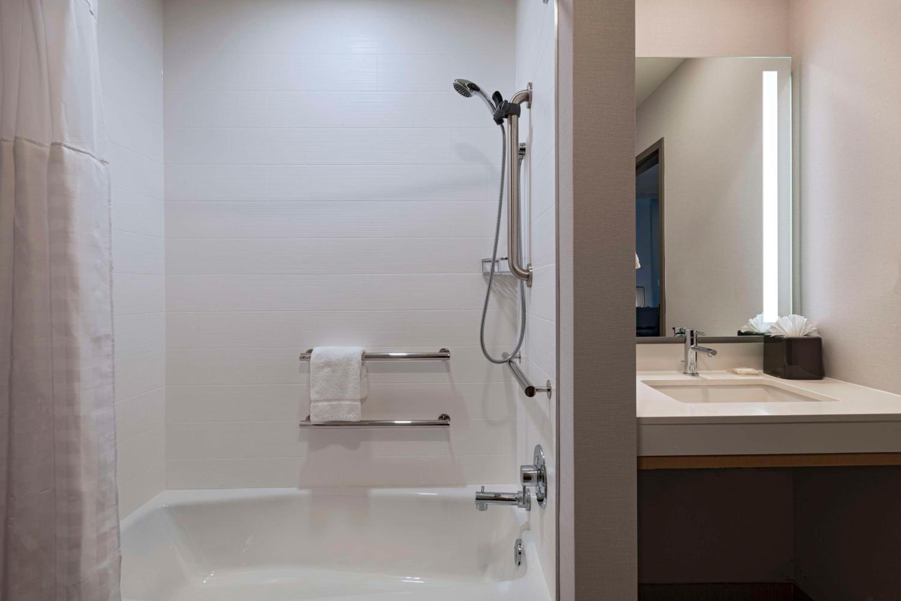 Queen Room with Two Queen Beds, Sofa Bed and Accessible Tub - Photo 6