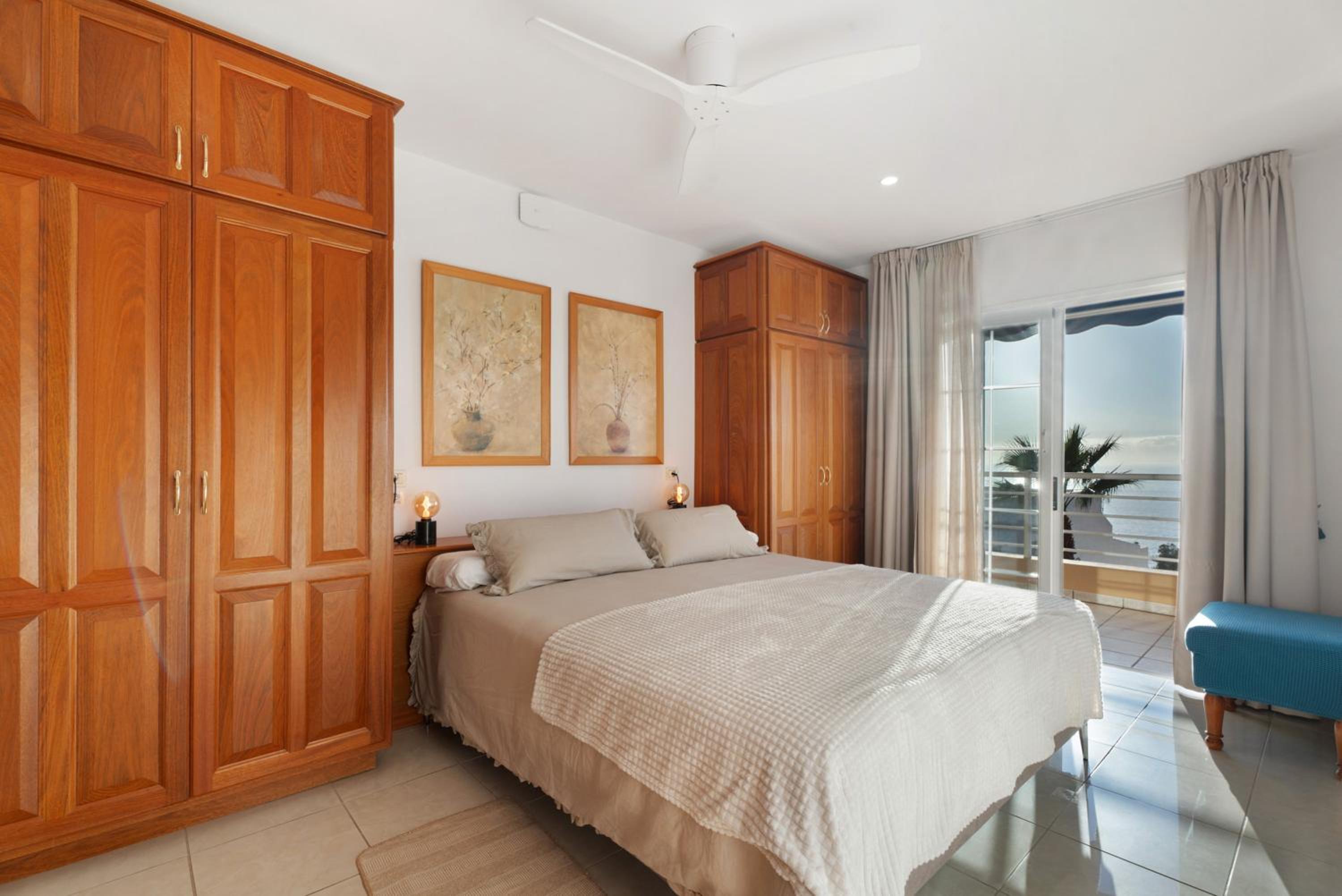 Three-Bedroom Premium Apartment with Balcony photo 2