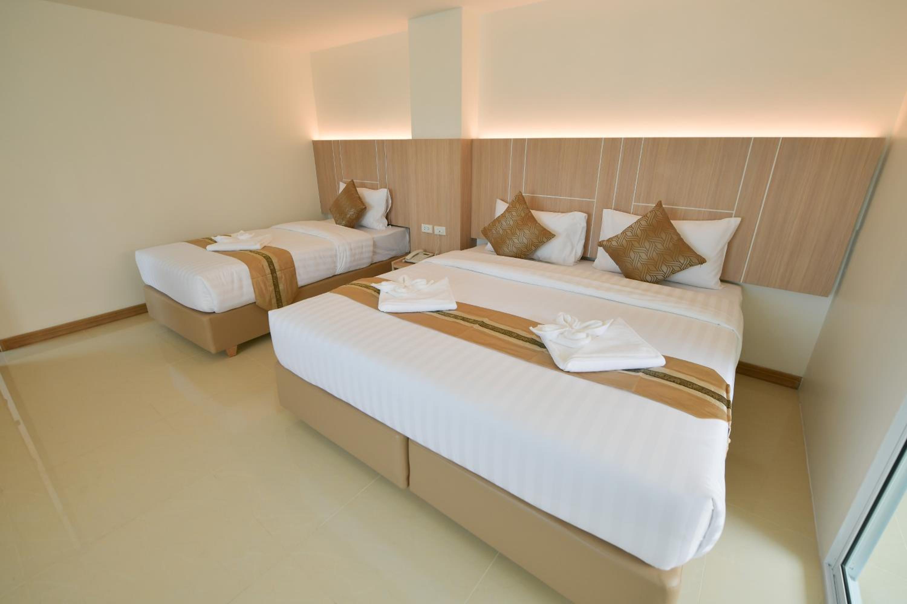 Deluxe Family Suite - Photo 2