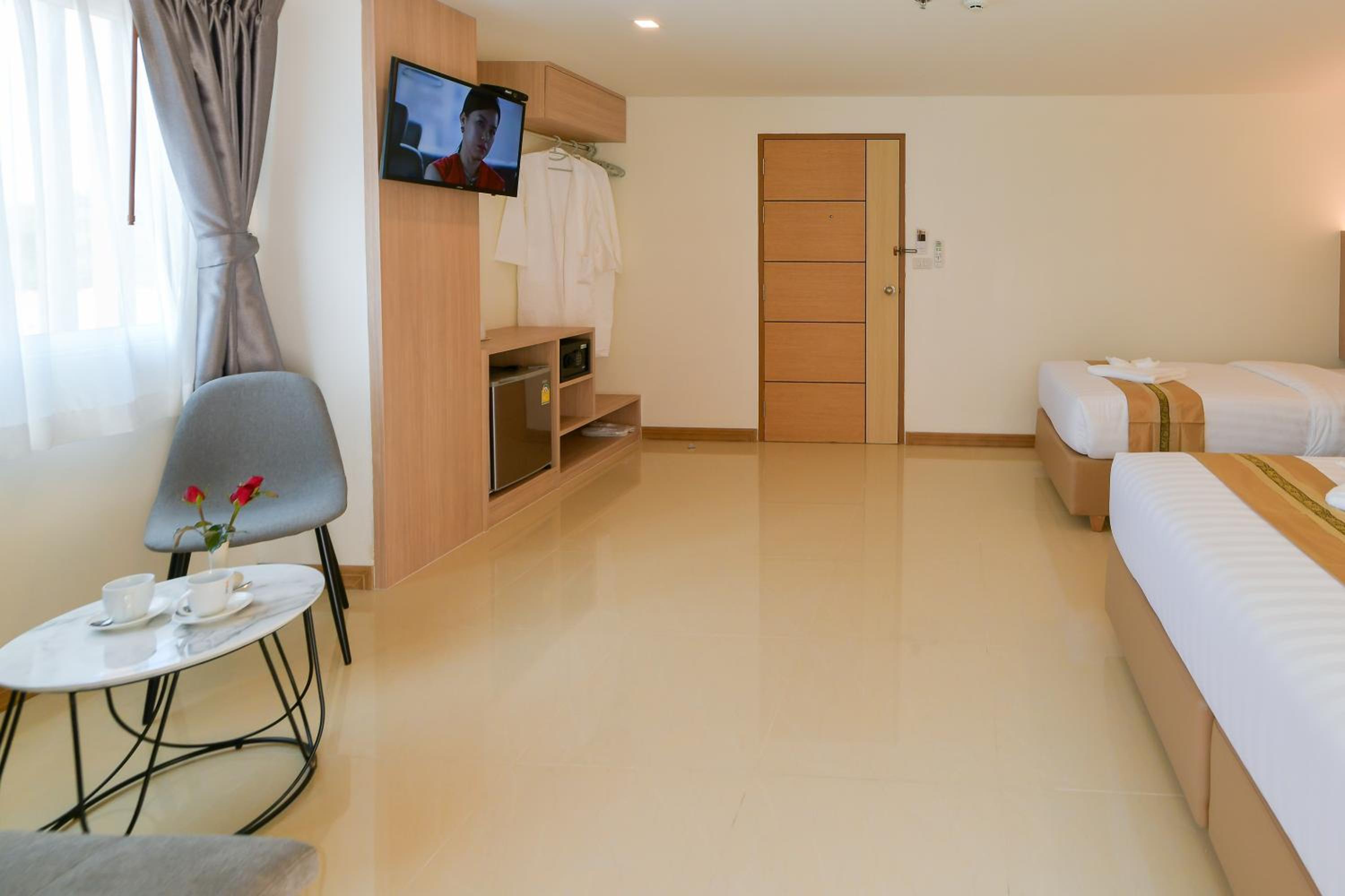 Deluxe Family Suite - Photo 3