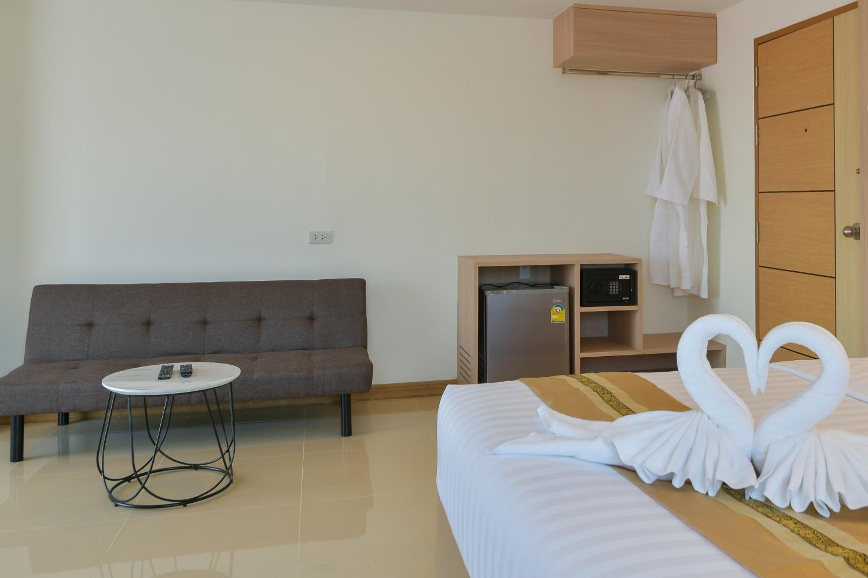 Deluxe Double Room with Balcony - Photo 1