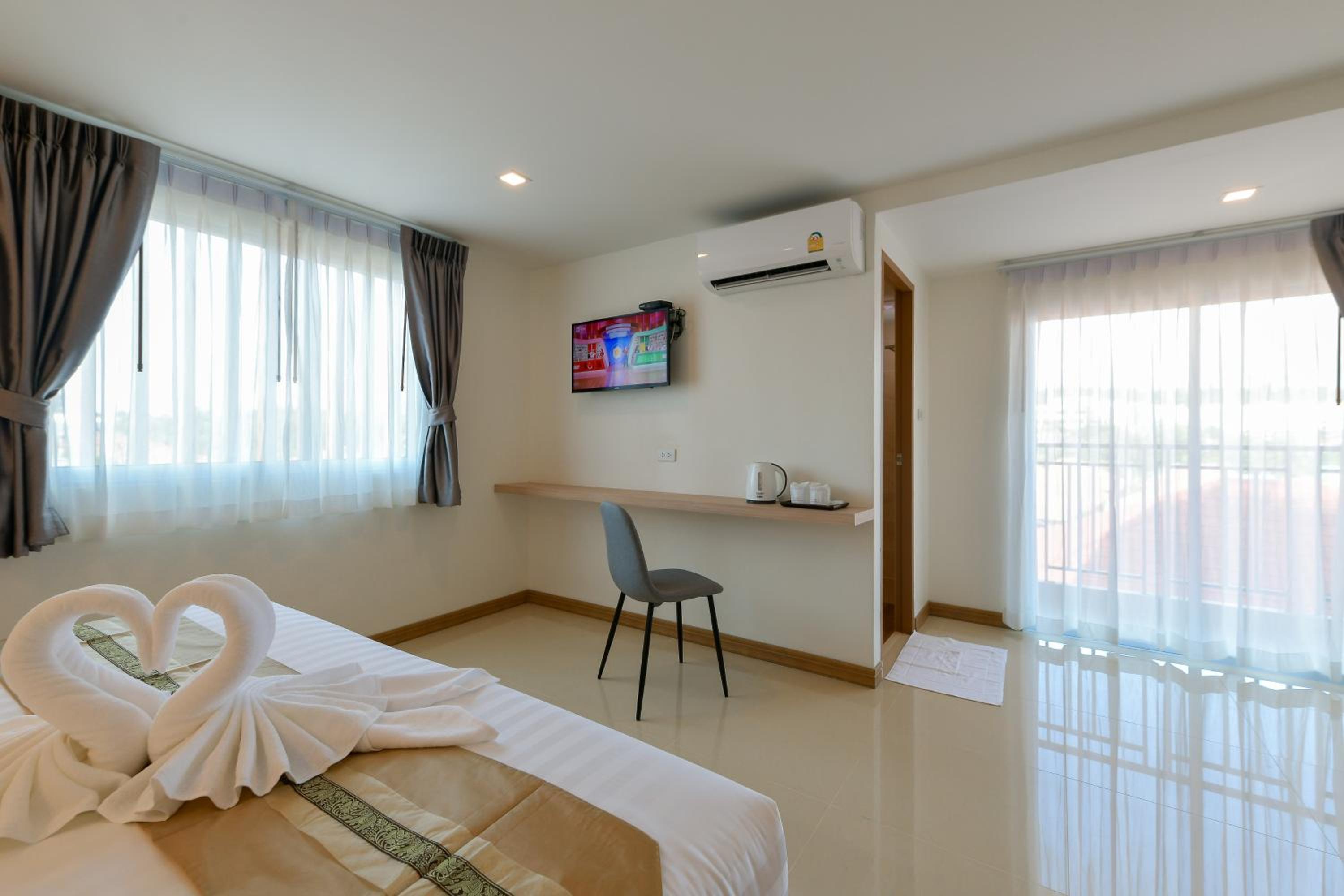 Deluxe Double Room with Balcony - Photo 2