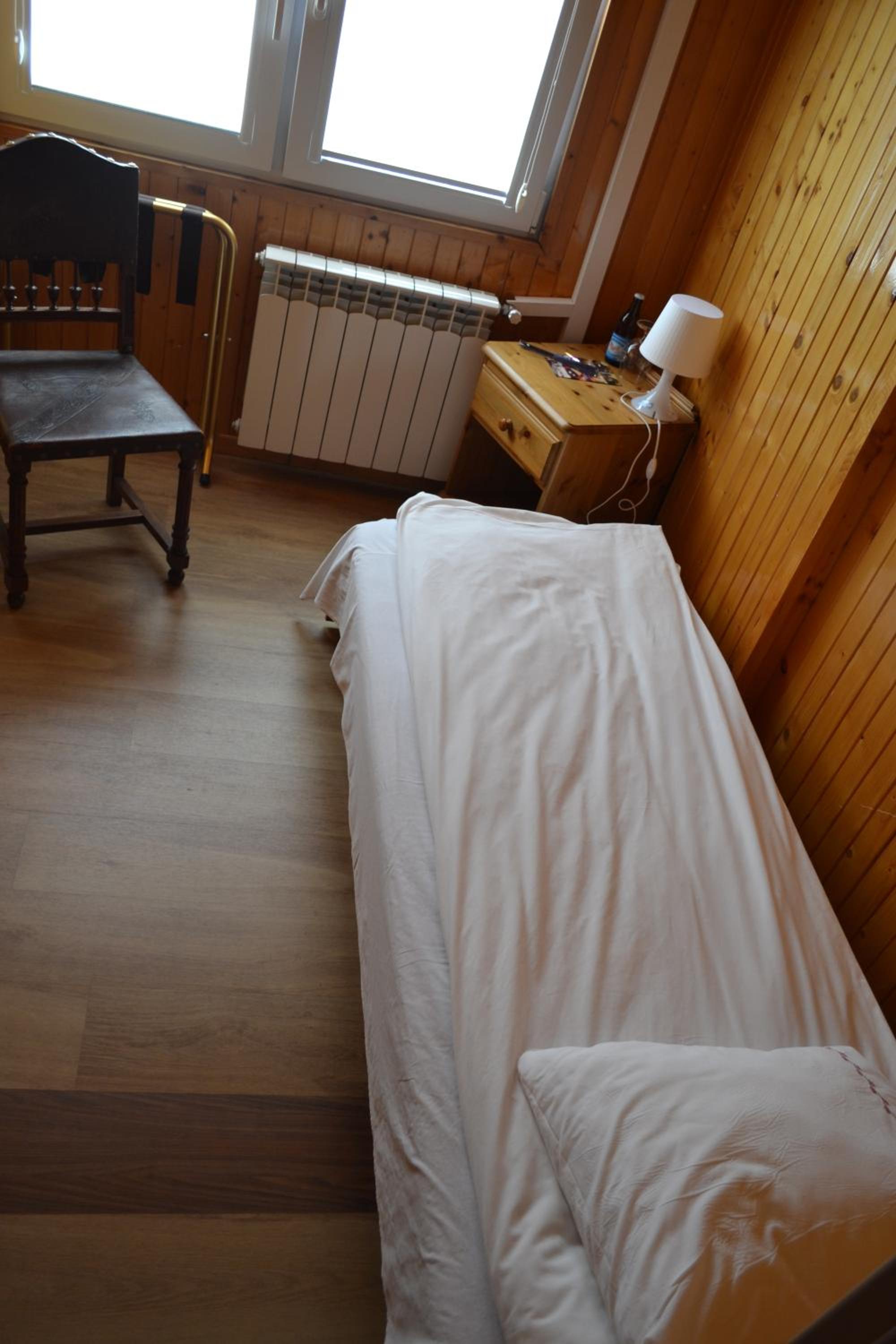 Single Room with Shared Shower and Toilet photo 1