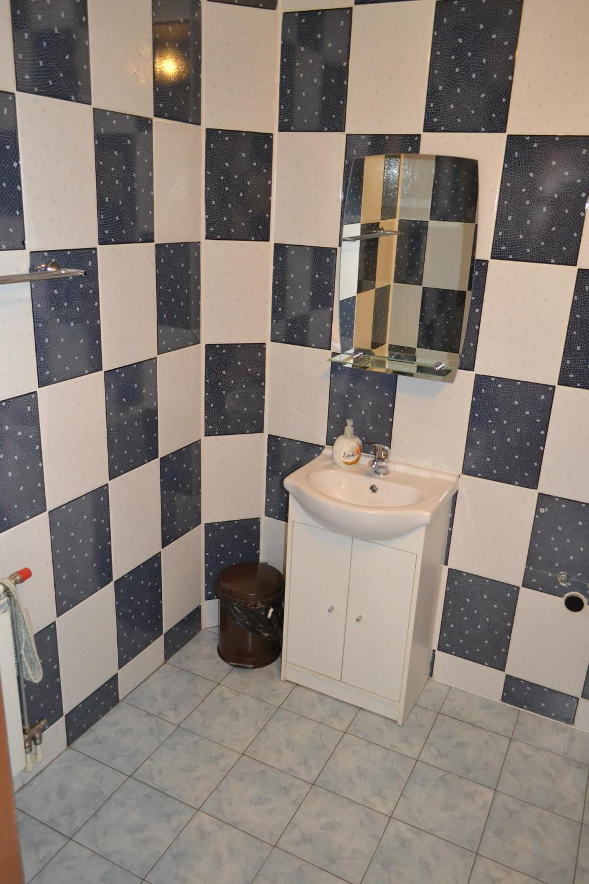  Basic Family Room With Shared Bathroom  photo 3