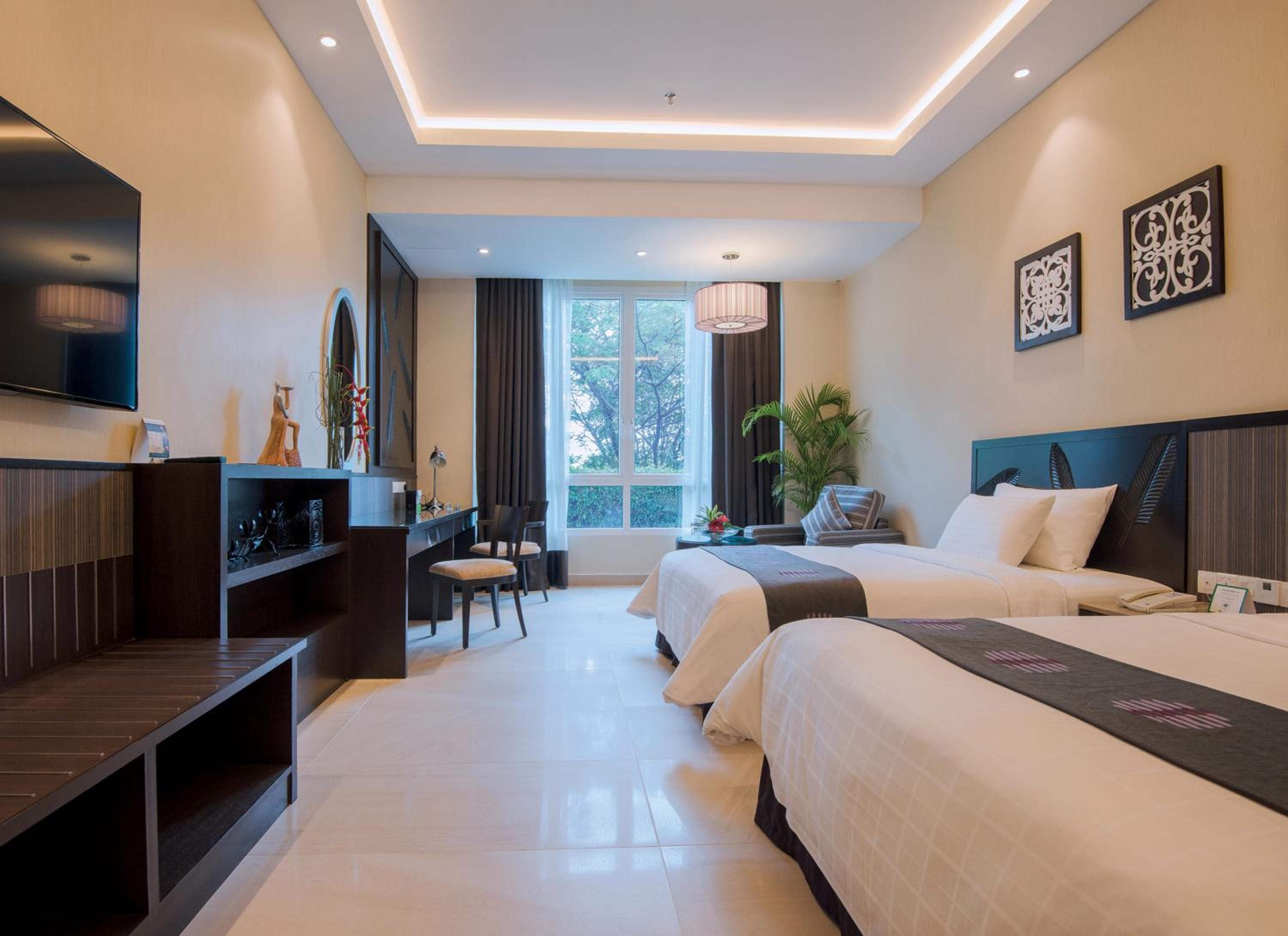 Premier Family Room - Photo 5