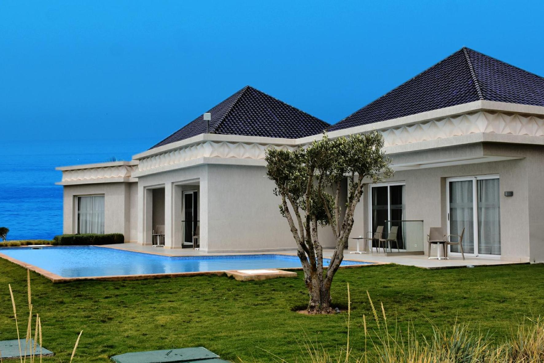 Sea Front with relaxing pool
