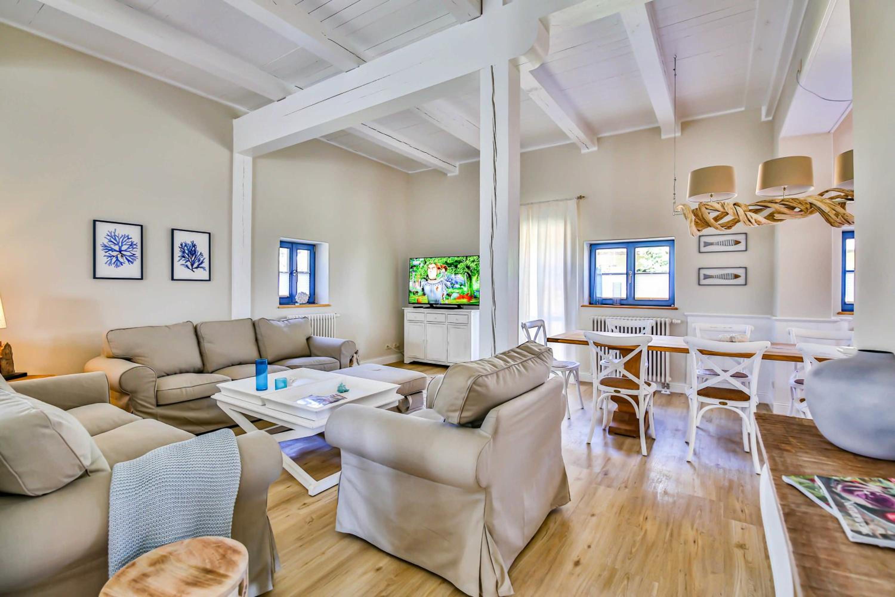 Five-Bedroom House photo 1