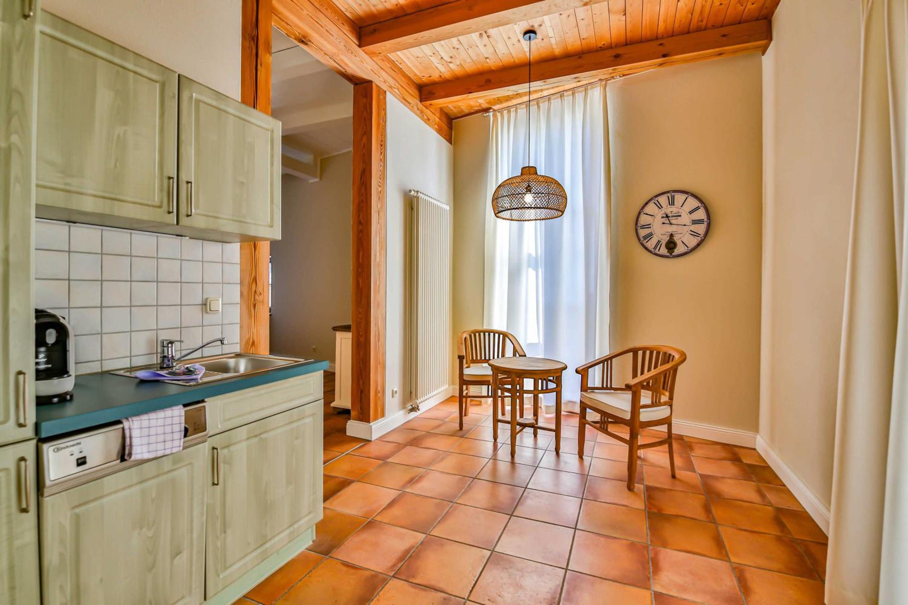 Five-Bedroom House photo 2