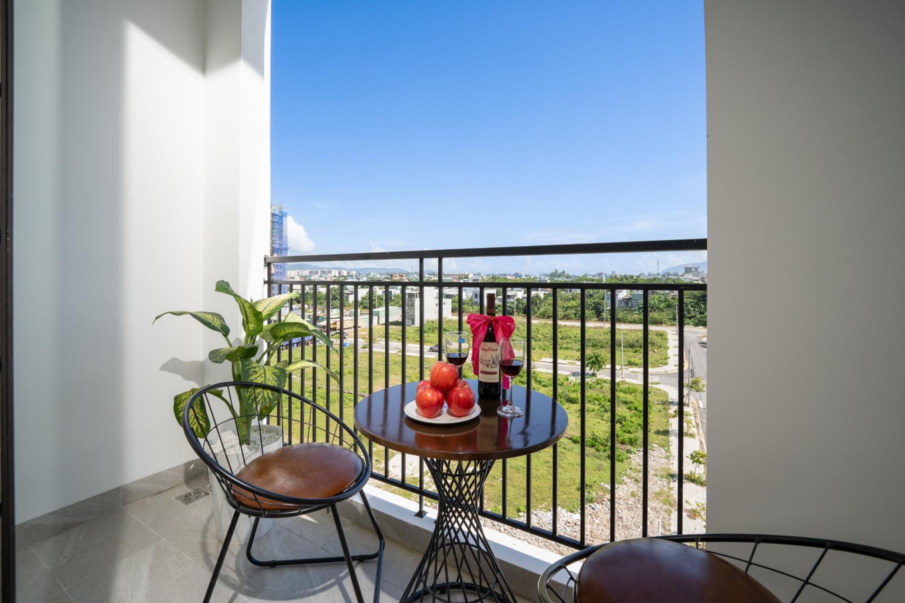 Apartment with Balcony - Photo 5
