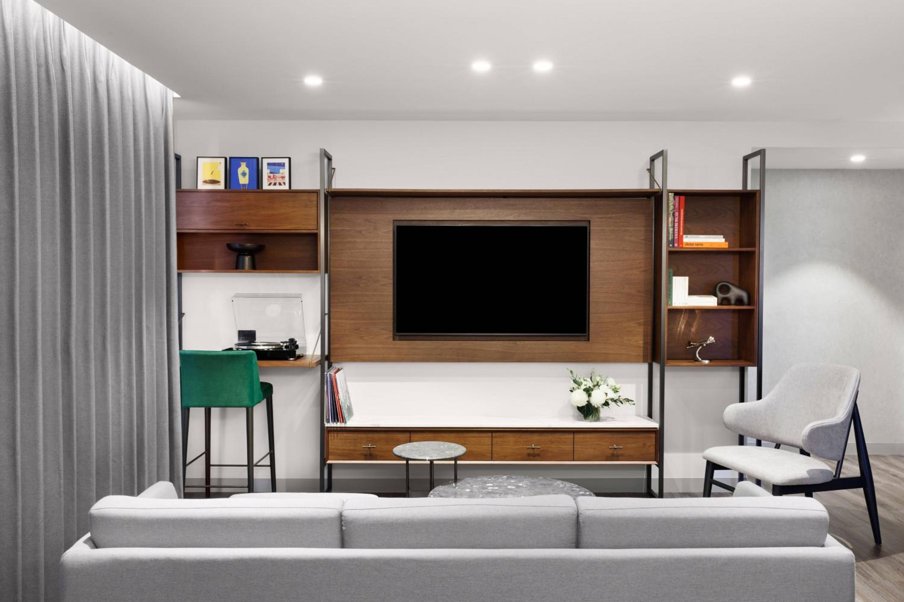 Two-Bedroom Suite with Parliament and City View - Photo 2