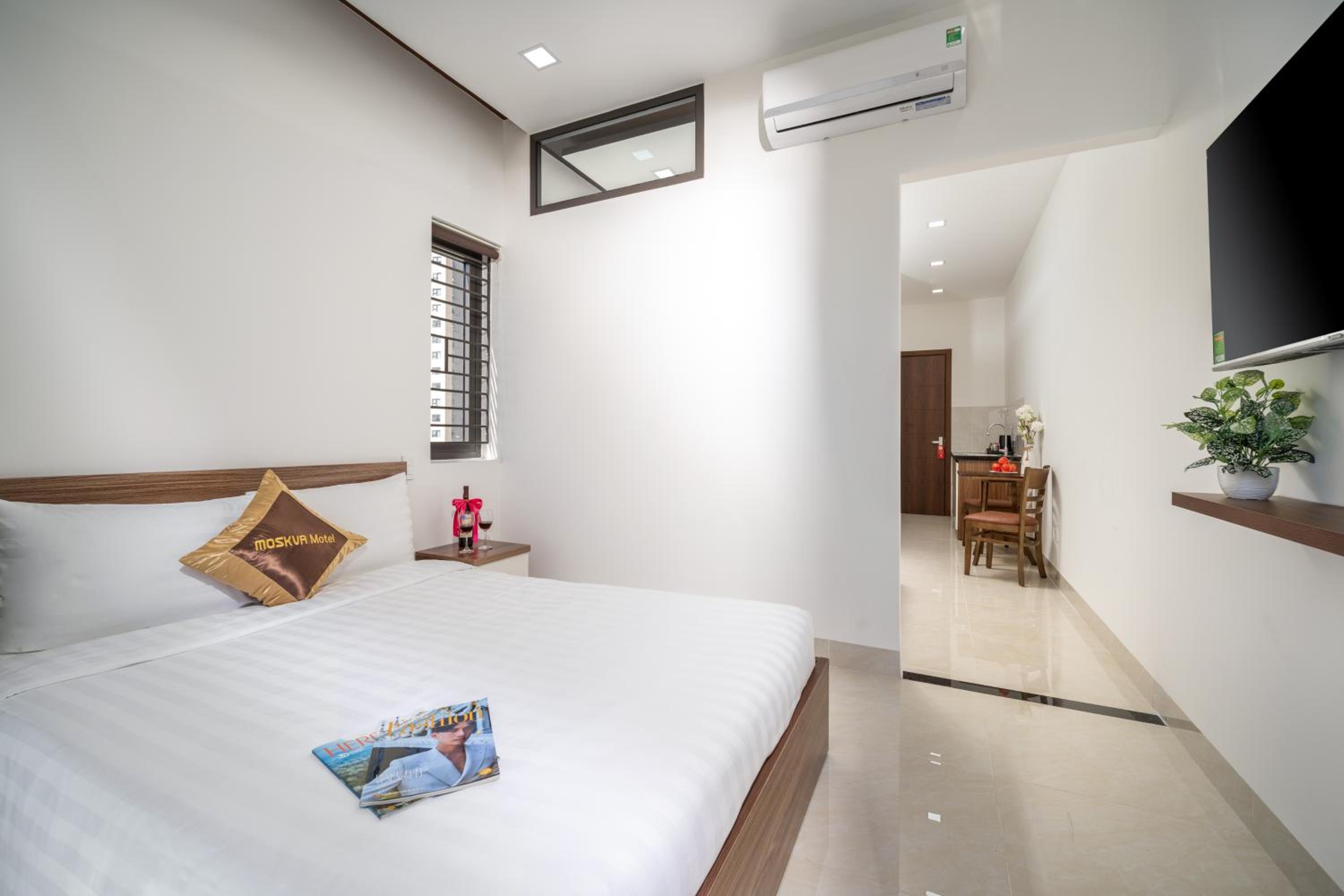 Apartment with Balcony - Photo 4