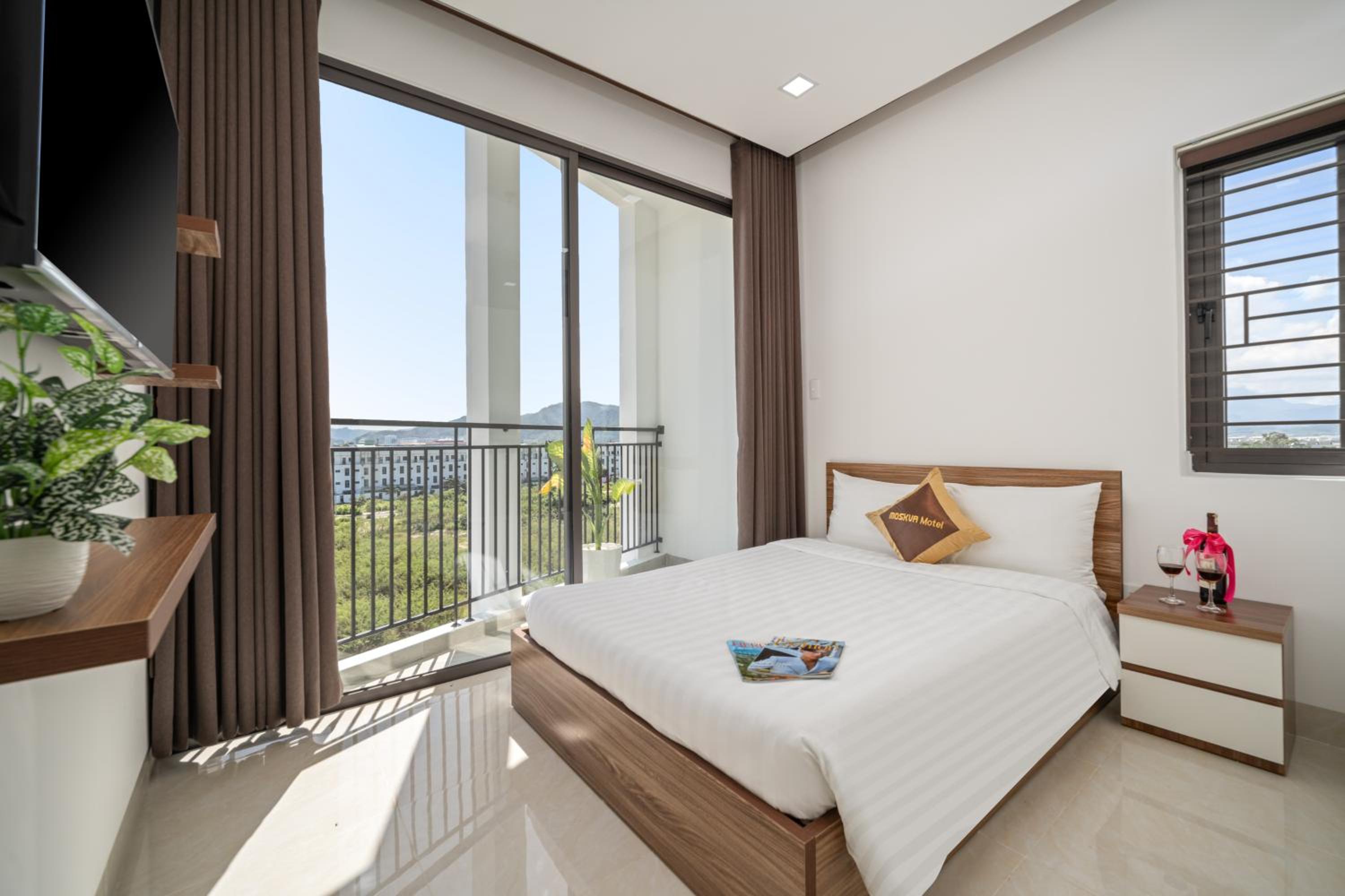 Apartment with Balcony - Photo 2