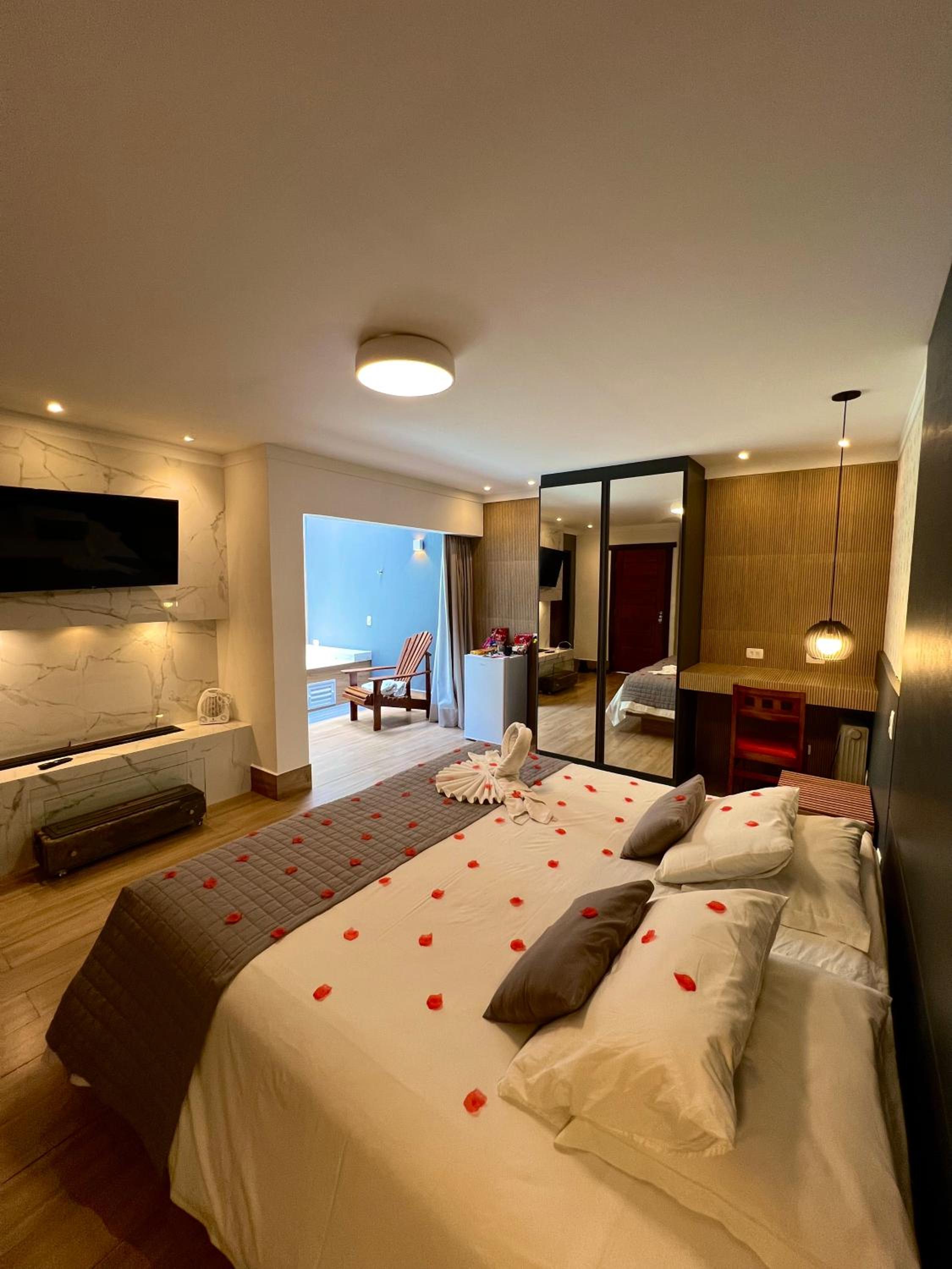 Suite with Spa Bath photo 1