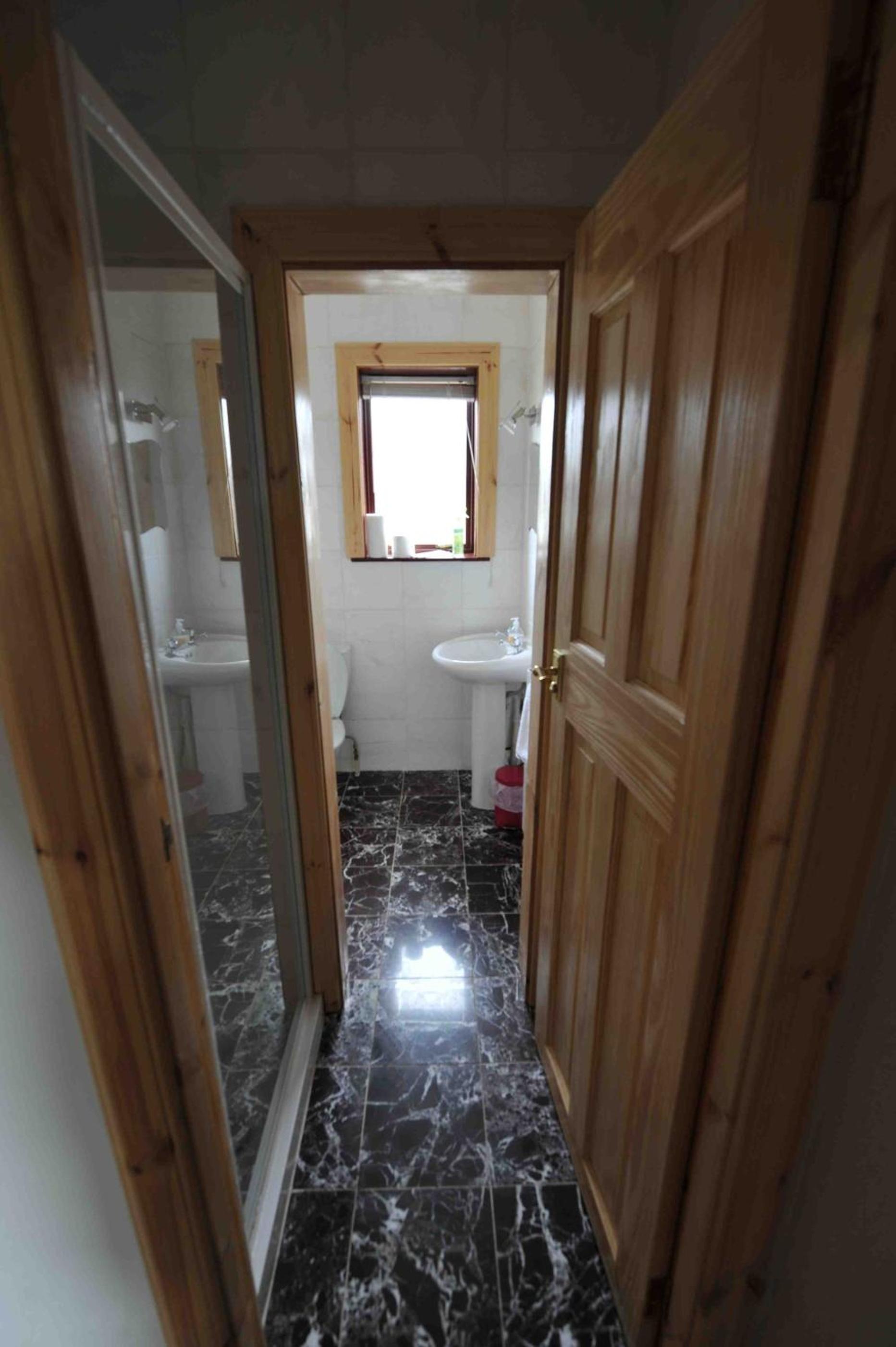 Twin Room with Sea View - Shared Bathroom photo 3