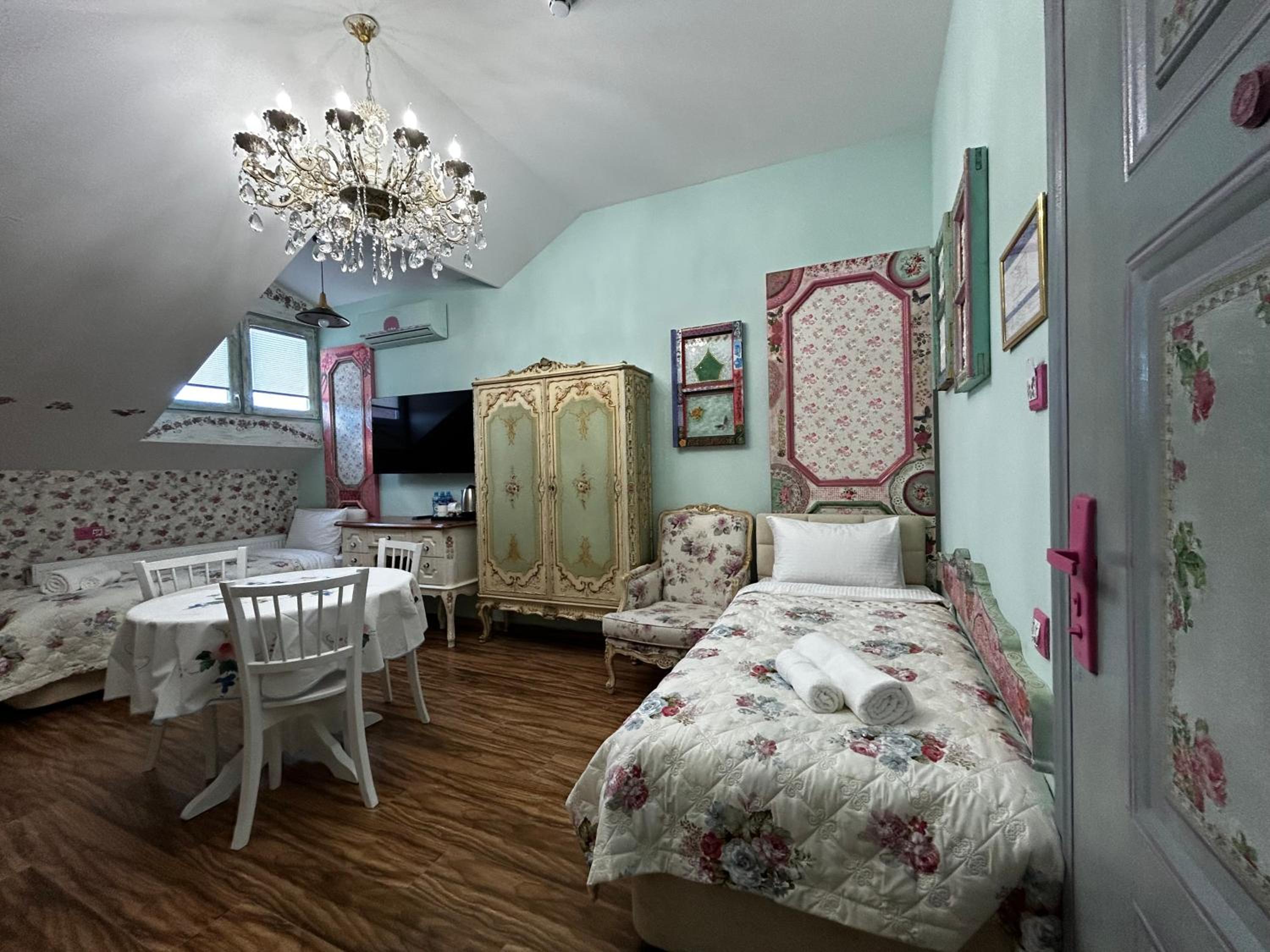 Classic Quadruple Room - Photo 1