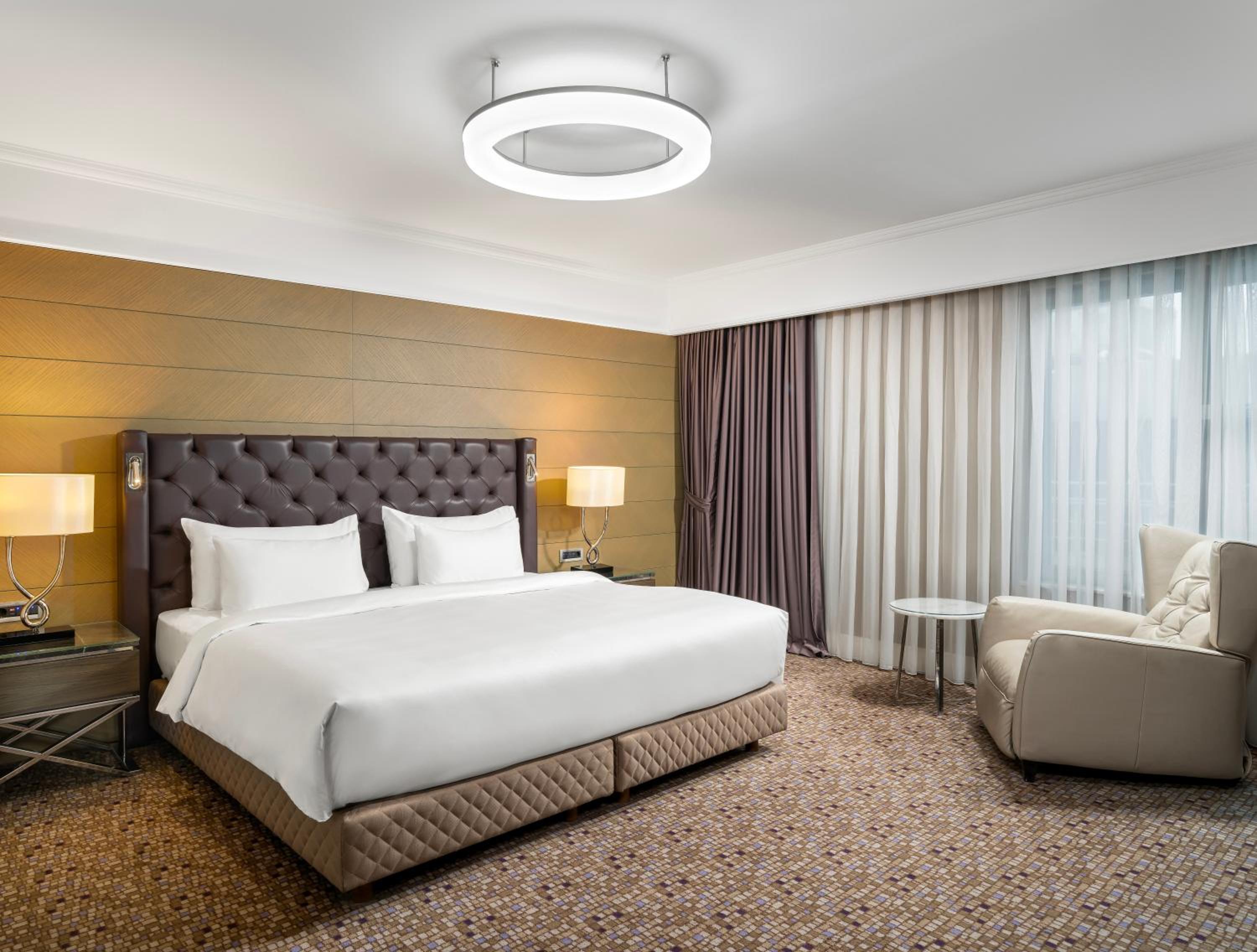 EXECUTIVE ROOM