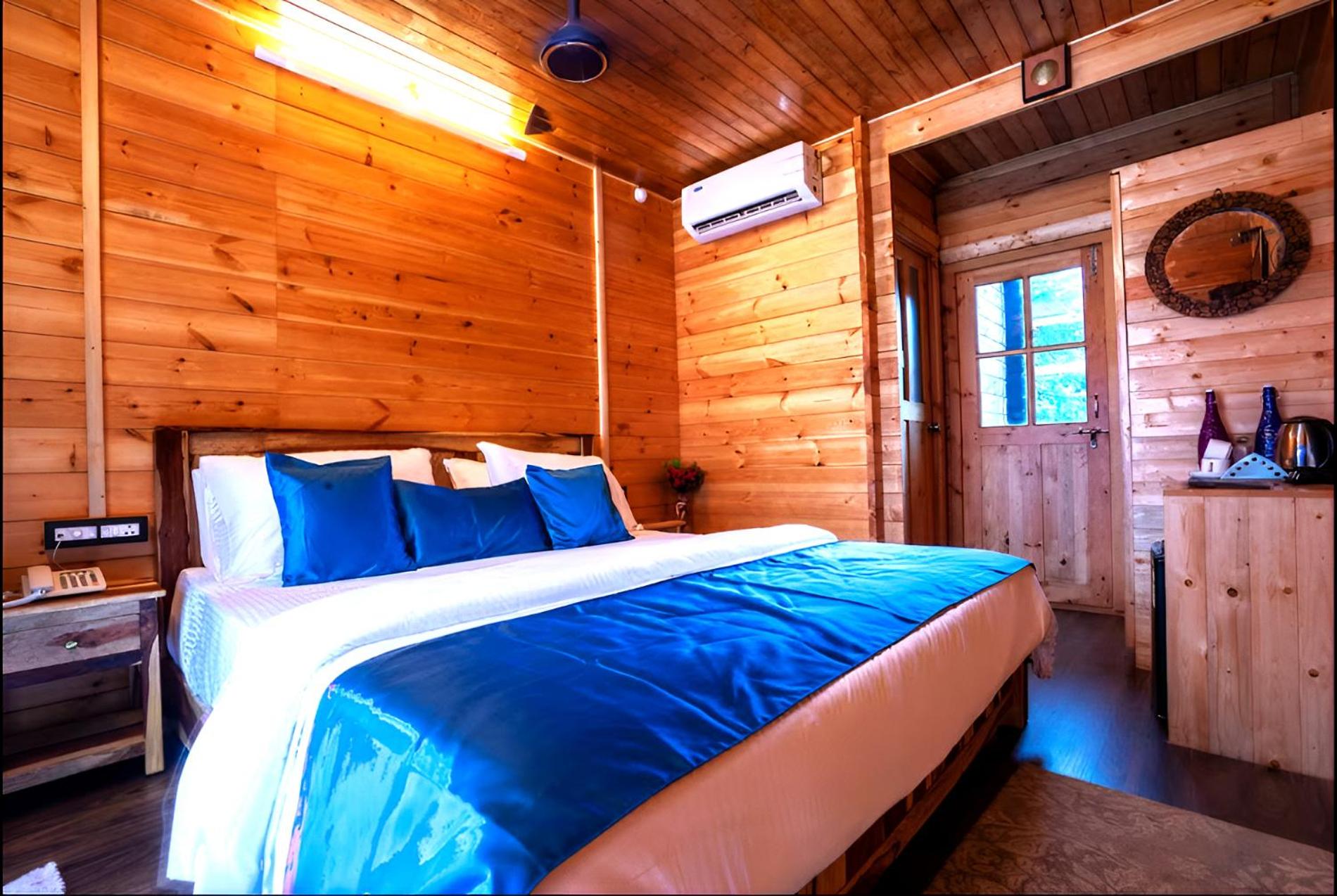 Double Room With Pool View photo 2